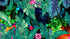 Fondo de pantalla de selva tropical con diseño de flores verdes y hojas de palmeras. #6357