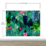 Fondo de pantalla de selva tropical con diseño de flores verdes y hojas de palmeras. #6357