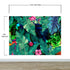Fondo de pantalla de selva tropical con diseño de flores verdes y hojas de palmeras. #6357