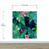 Fondo de pantalla de selva tropical con diseño de flores verdes y hojas de palmeras. #6357