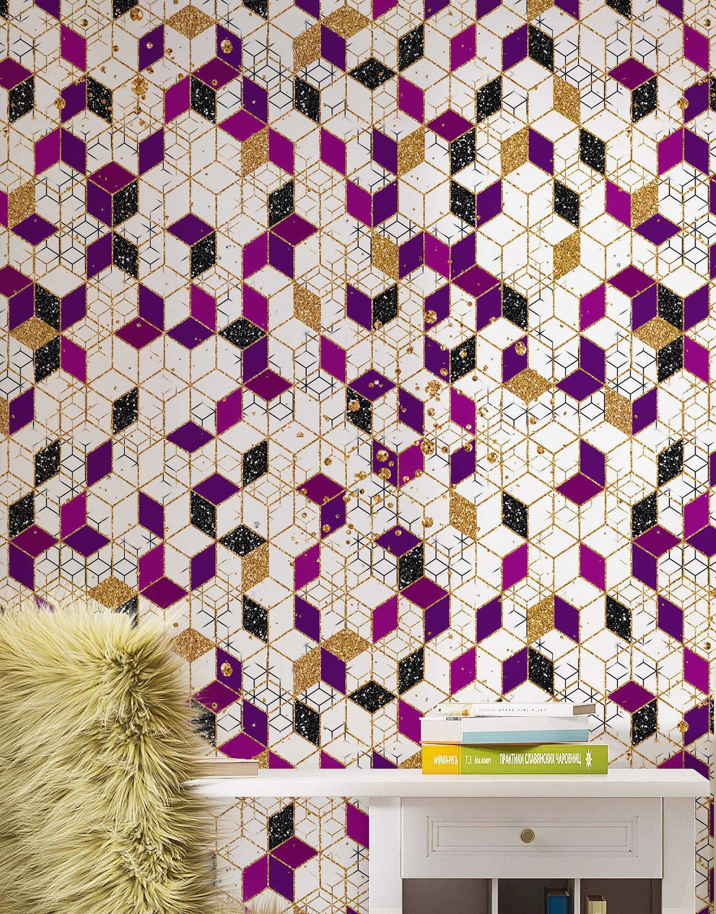 Mural de pared abstracto con forma de cubo en 3D. Papel tapiz despegable y adhesivo minimalista en morado y dorado con forma de cubo geométrico. #6380