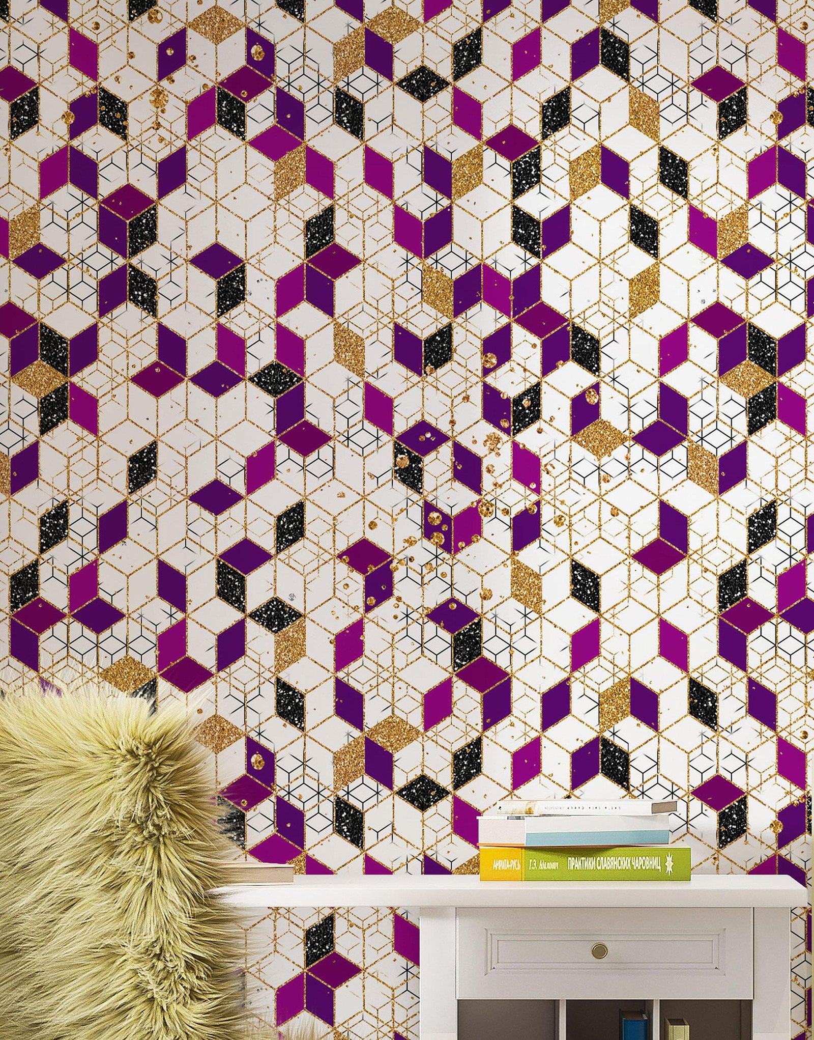Mural de pared abstracto con forma de cubo en 3D. Papel tapiz despegable y adhesivo minimalista en morado y dorado con forma de cubo geométrico. #6380