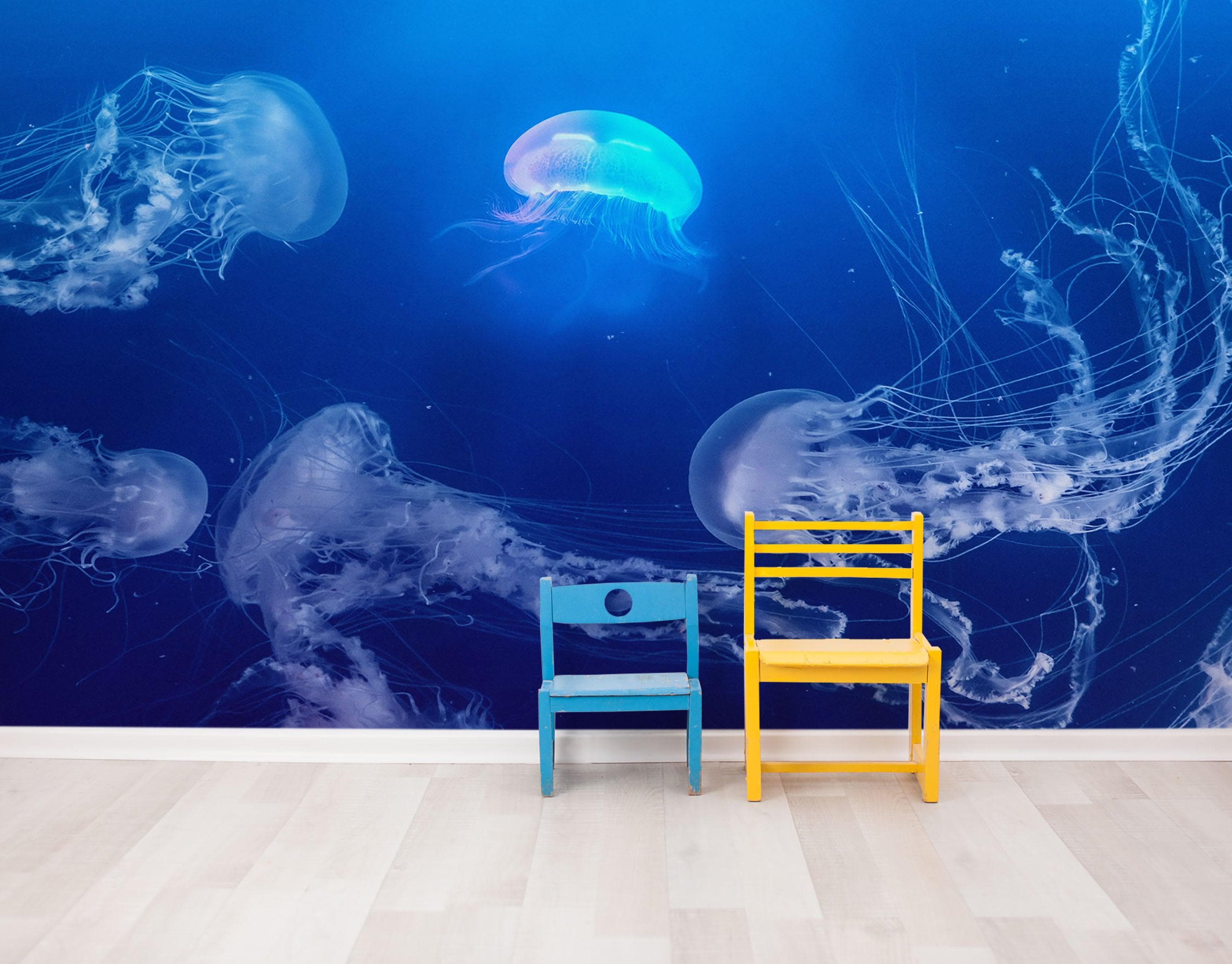 Mural de pared con medusas flotando bajo el agua. Papel tapiz autoadhesivo de océano azul intenso. #6405