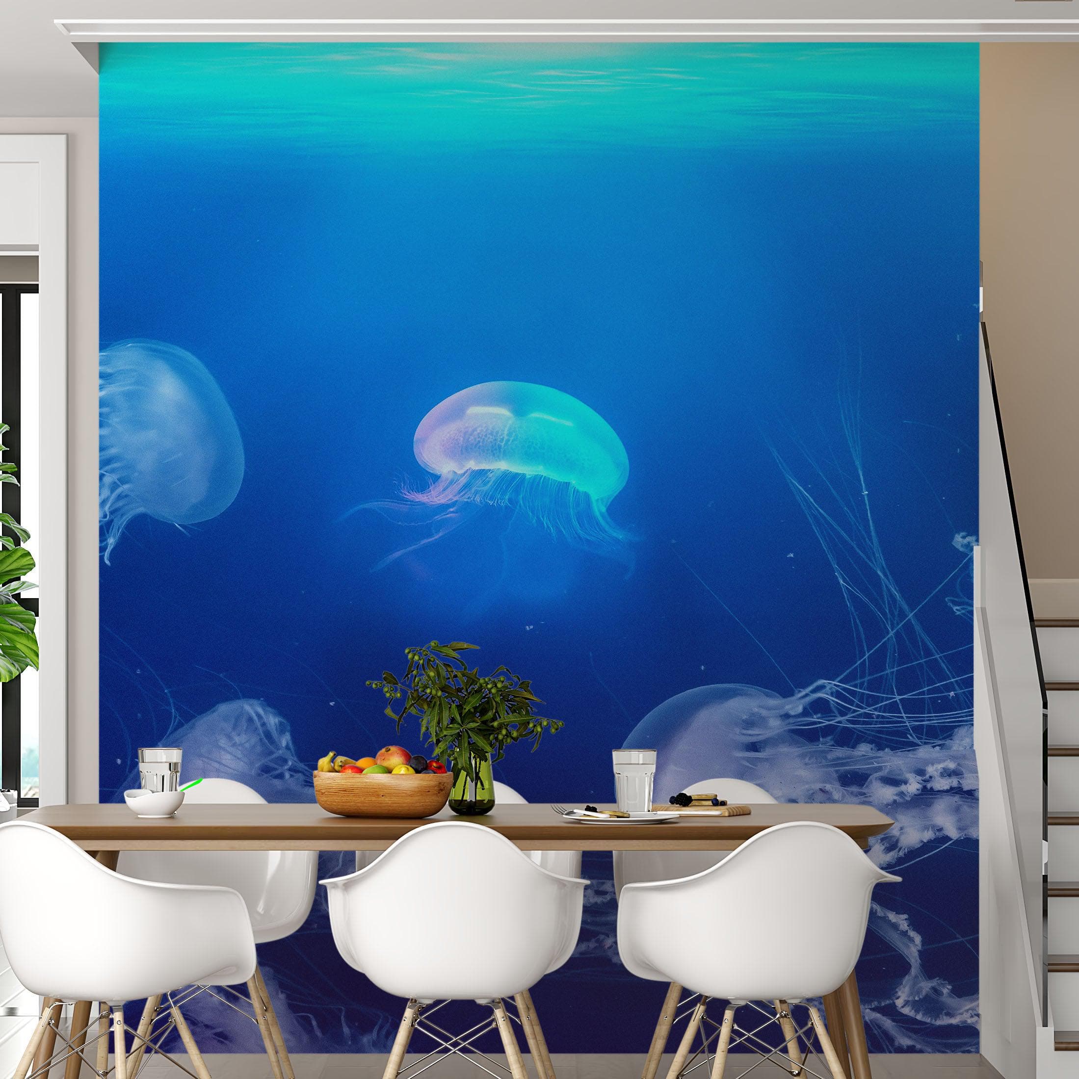 Mural de pared con medusas flotando bajo el agua. Papel tapiz autoadhesivo de océano azul intenso. #6405