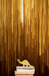 Mural de pared con rayas verticales de luz. Papel tapiz abstracto con líneas verticales brillantes. #6425