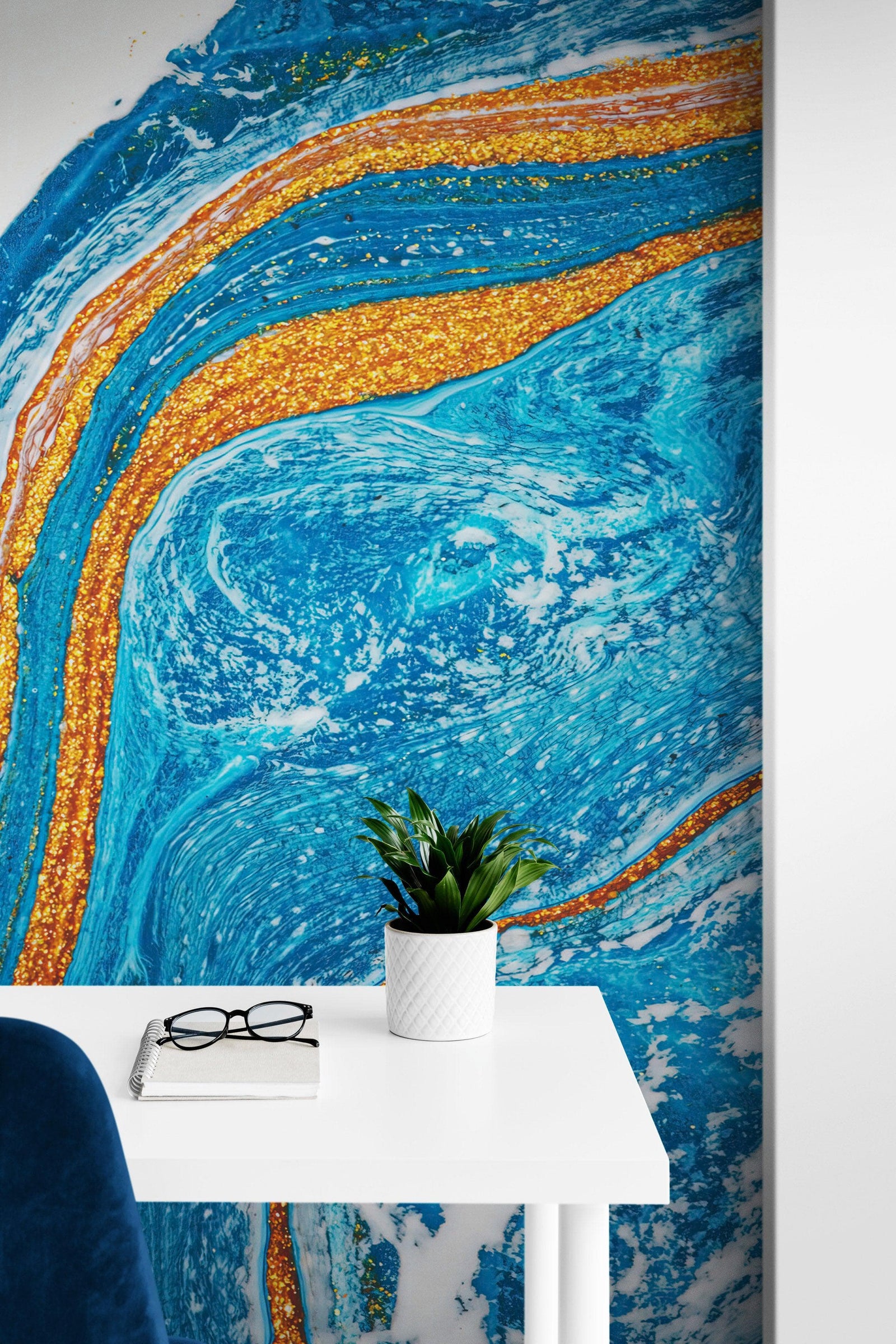 Mural abstracto con patrón de manchas de tinta de colores brillantes. Dorado, blanco y azul. #6439 