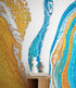 Mural abstracto con patrón de manchas de tinta de colores brillantes. Dorado, blanco y azul. #6439 