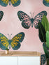 Mural de pared con estampado de mariposas grandes sobre fondo rosa. Decoración para dormitorio, habitación infantil y hogar. Papel tapiz autoadhesivo. N.º 6441