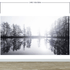 Mural de pared con bosque brumoso. Papel tapiz autoadhesivo con vista al lago y bosque brumoso en gris cálido. N.º 6474