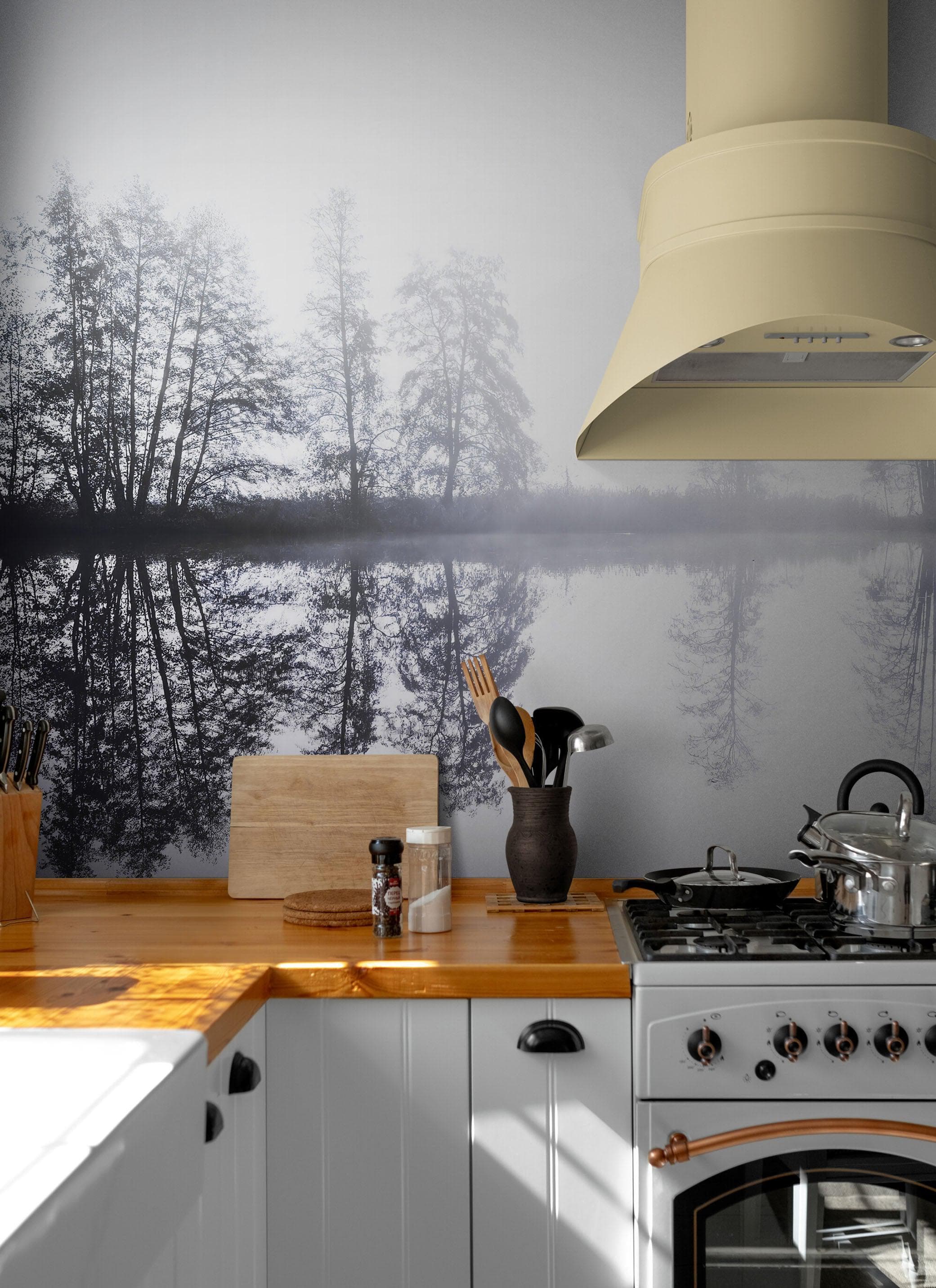 Mural de pared con bosque brumoso. Papel tapiz autoadhesivo con vista al lago y bosque brumoso en gris cálido. N.º 6474