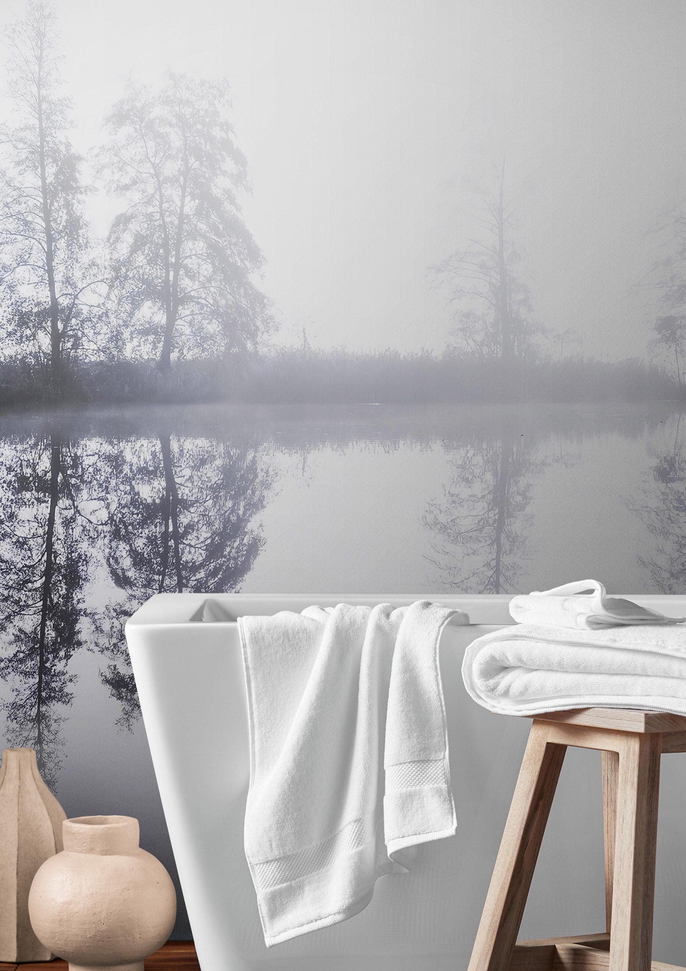 Mural de pared con bosque brumoso. Papel tapiz autoadhesivo con vista al lago y bosque brumoso en gris cálido. N.º 6474