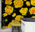 Mural de pared autoadhesivo con papel tapiz de flores. Flores amarillas sobre fondo negro. #6499 