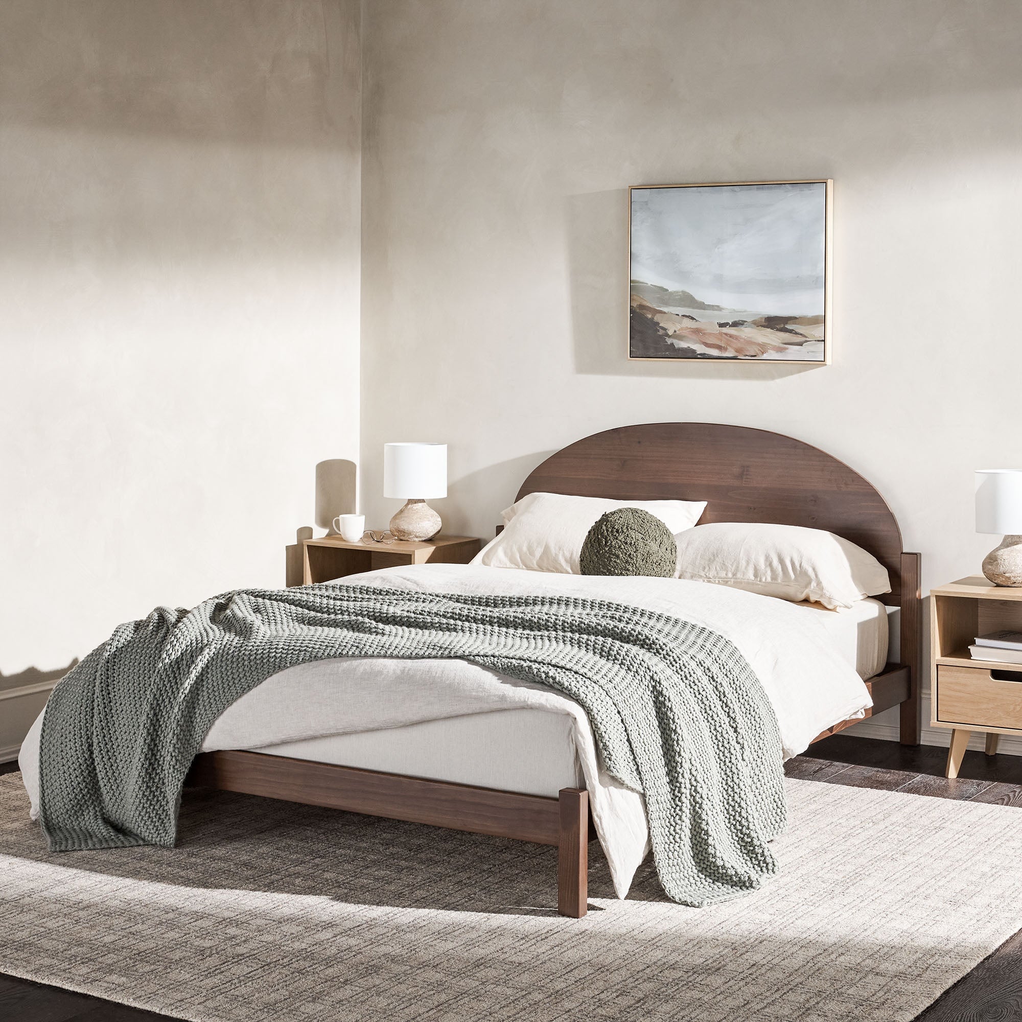 Cama Elias de madera maciza con cabecero arqueado
