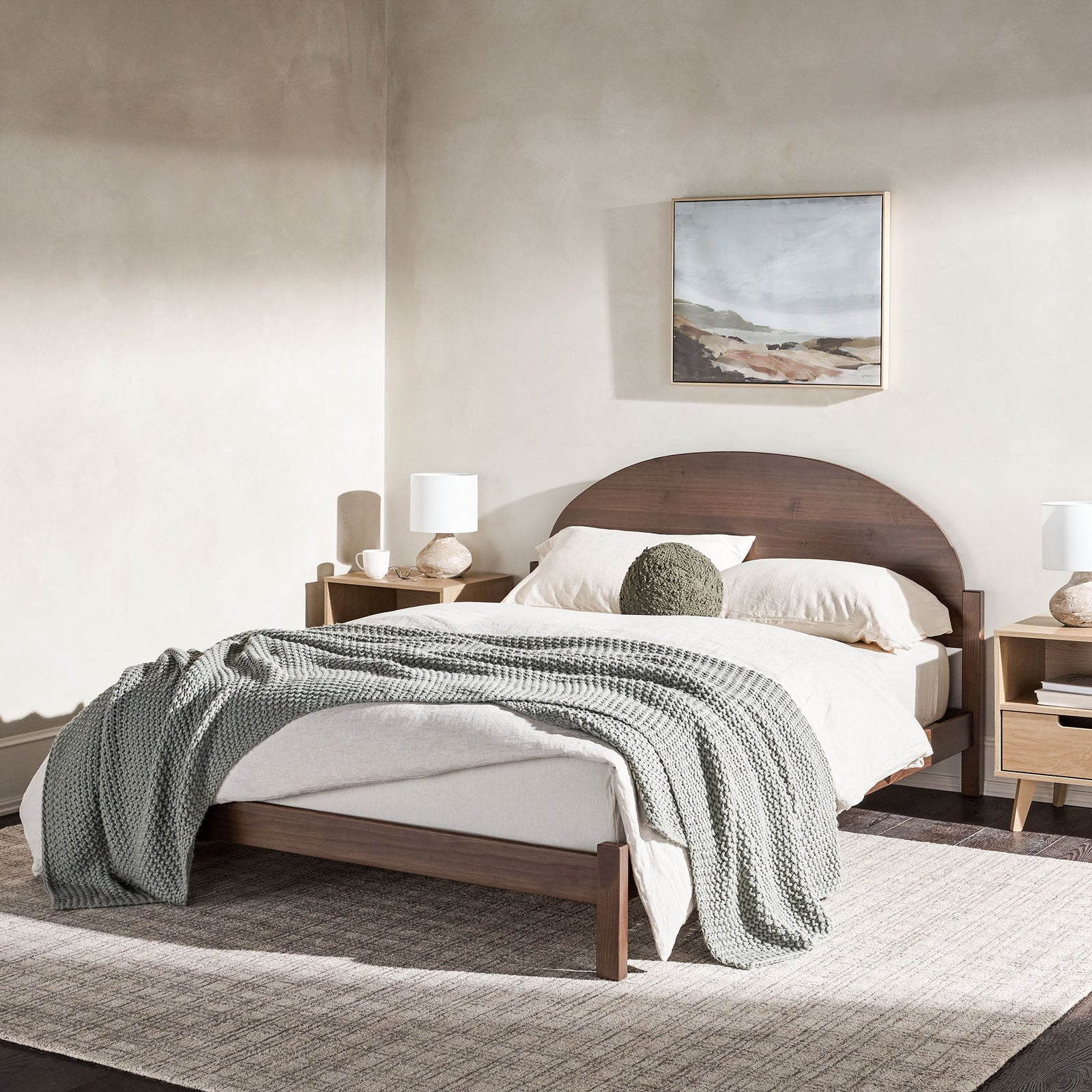 Cama Elias de madera maciza con cabecero arqueado