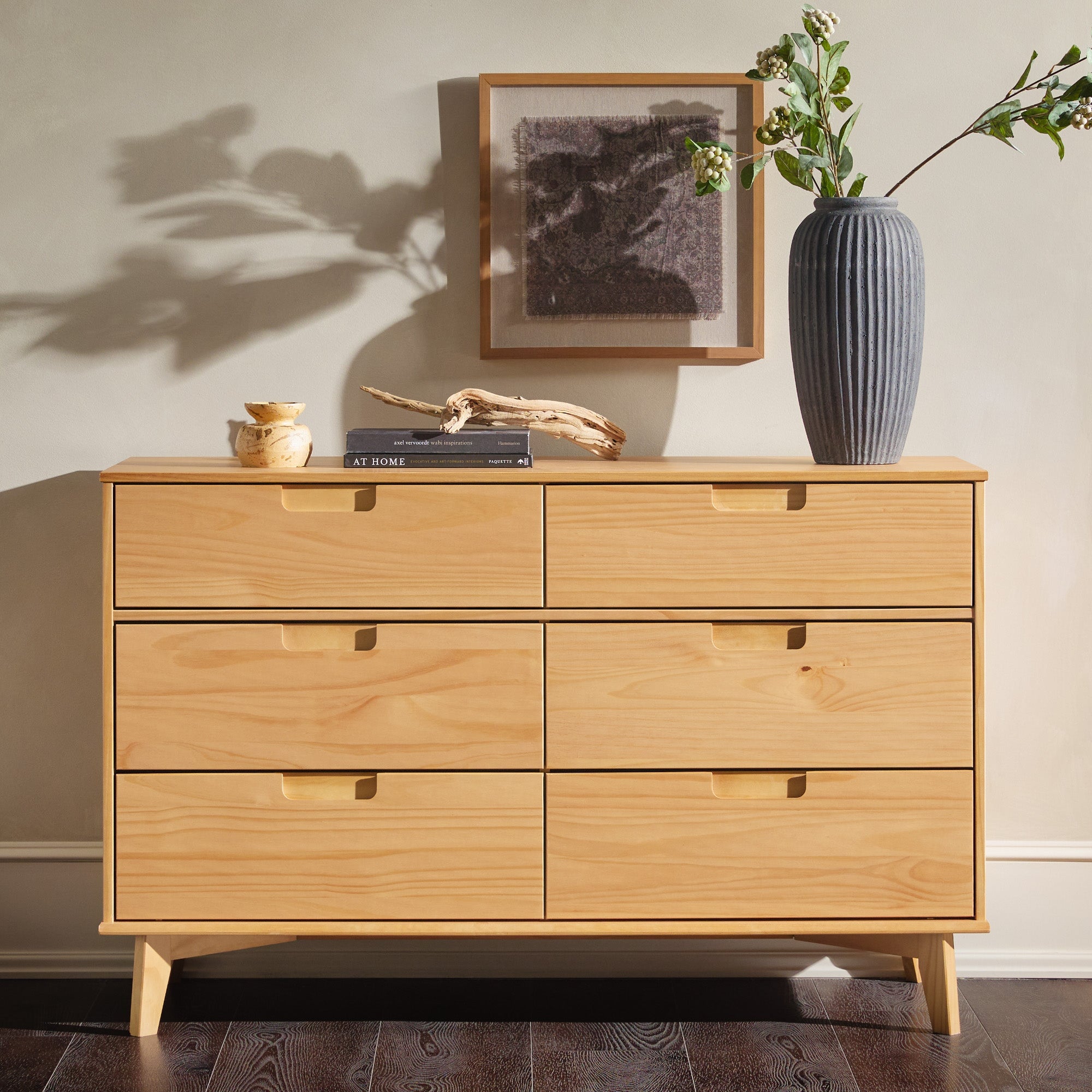 Cómoda moderna de mediados de siglo de madera maciza de Sloane