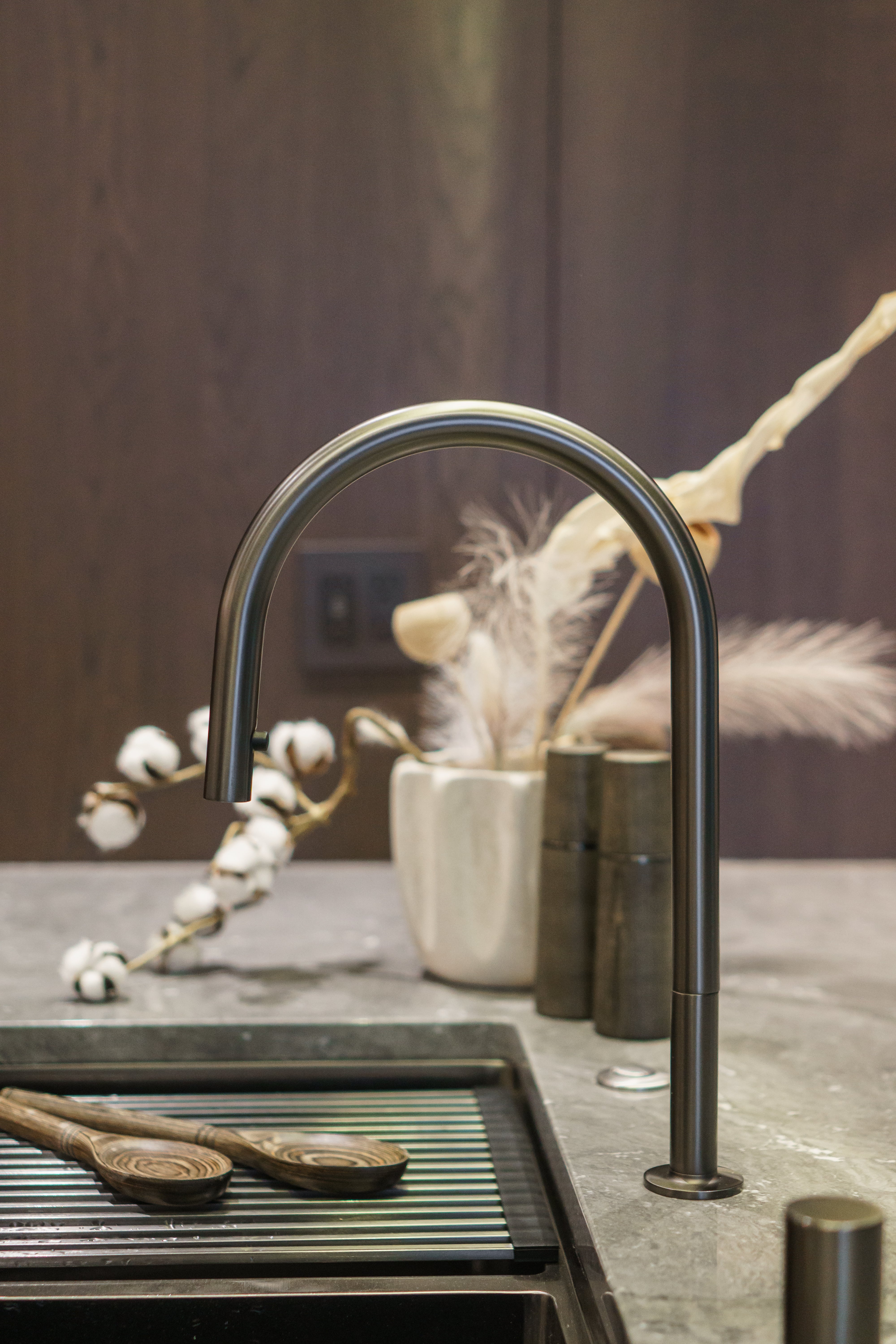 Grifo de cocina desplegable Zeek KF-11GM en bronce