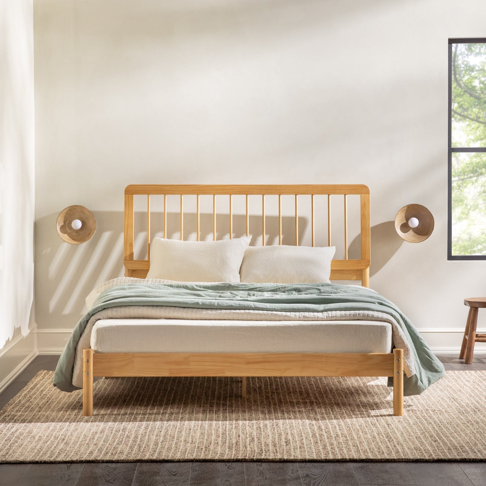 Cama de madera maciza con estructura de husillo de estilo moderno de mediados de siglo