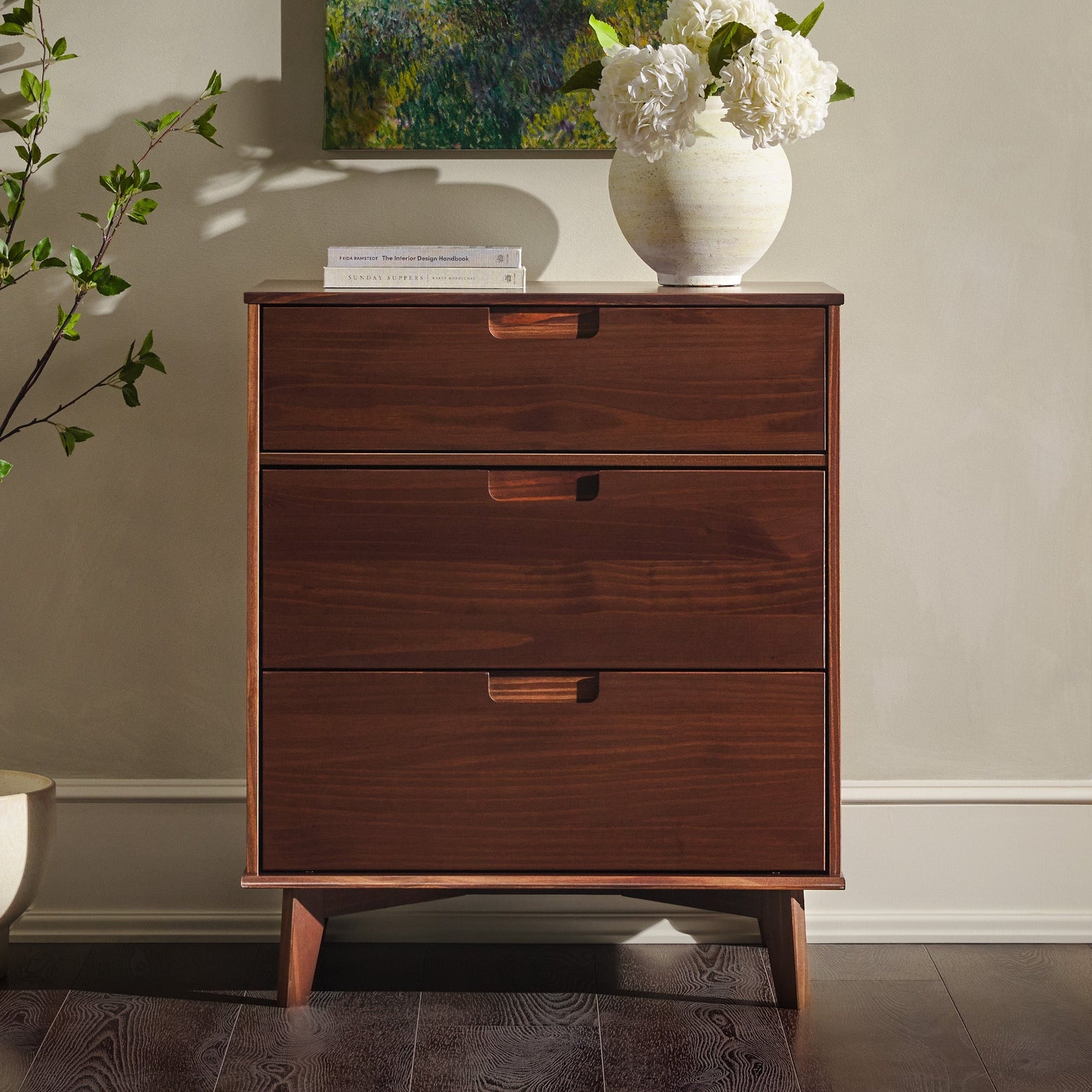 Cómoda moderna de mediados de siglo de madera maciza de Sloane