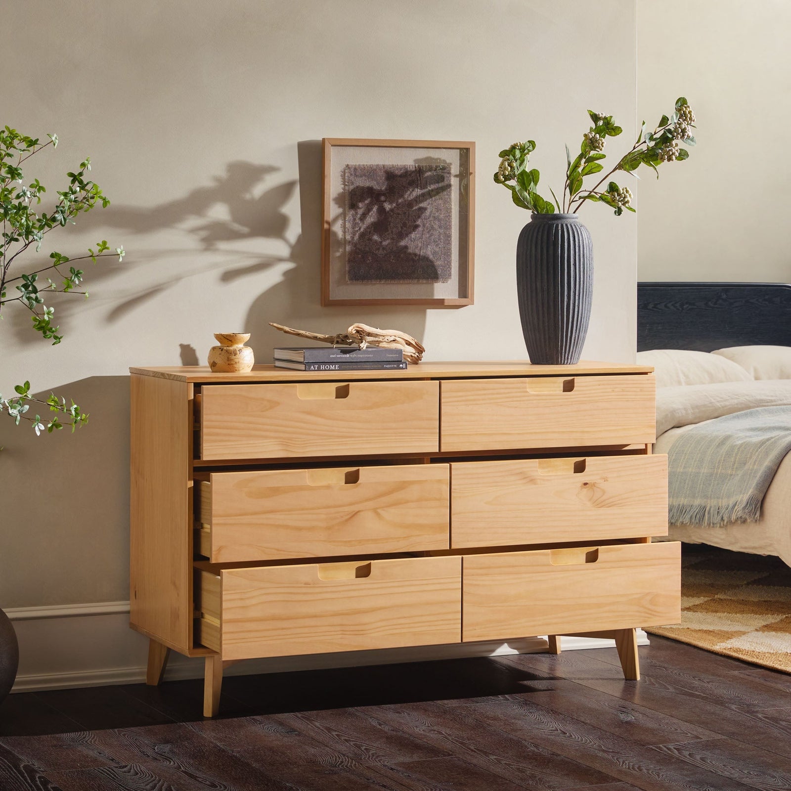 Cómoda moderna de mediados de siglo de madera maciza de Sloane