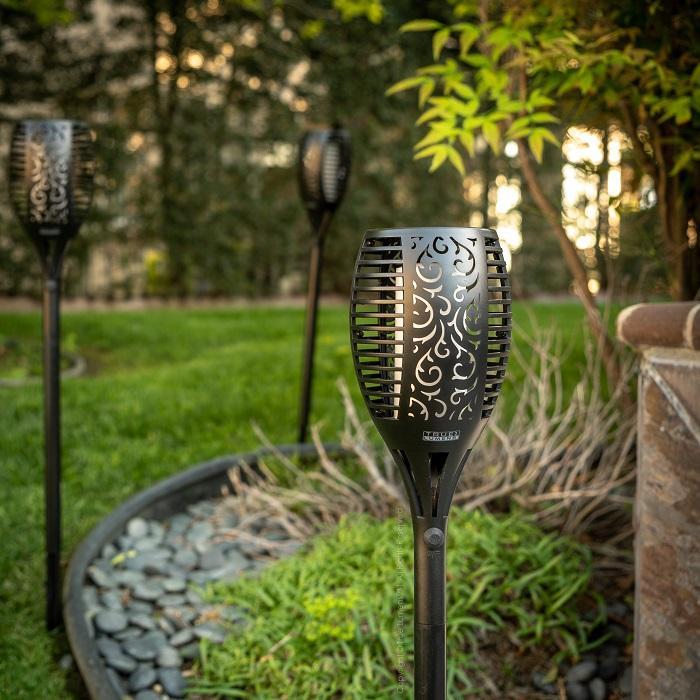 SolaFlame® | Luz solar exterior con llama parpadeante de 96 LED | Atardecer a amanecer | Paquete de 2 