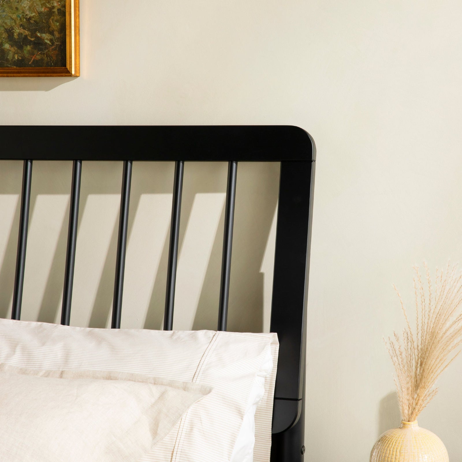 Cama de madera maciza con estructura de husillo de estilo moderno de mediados de siglo