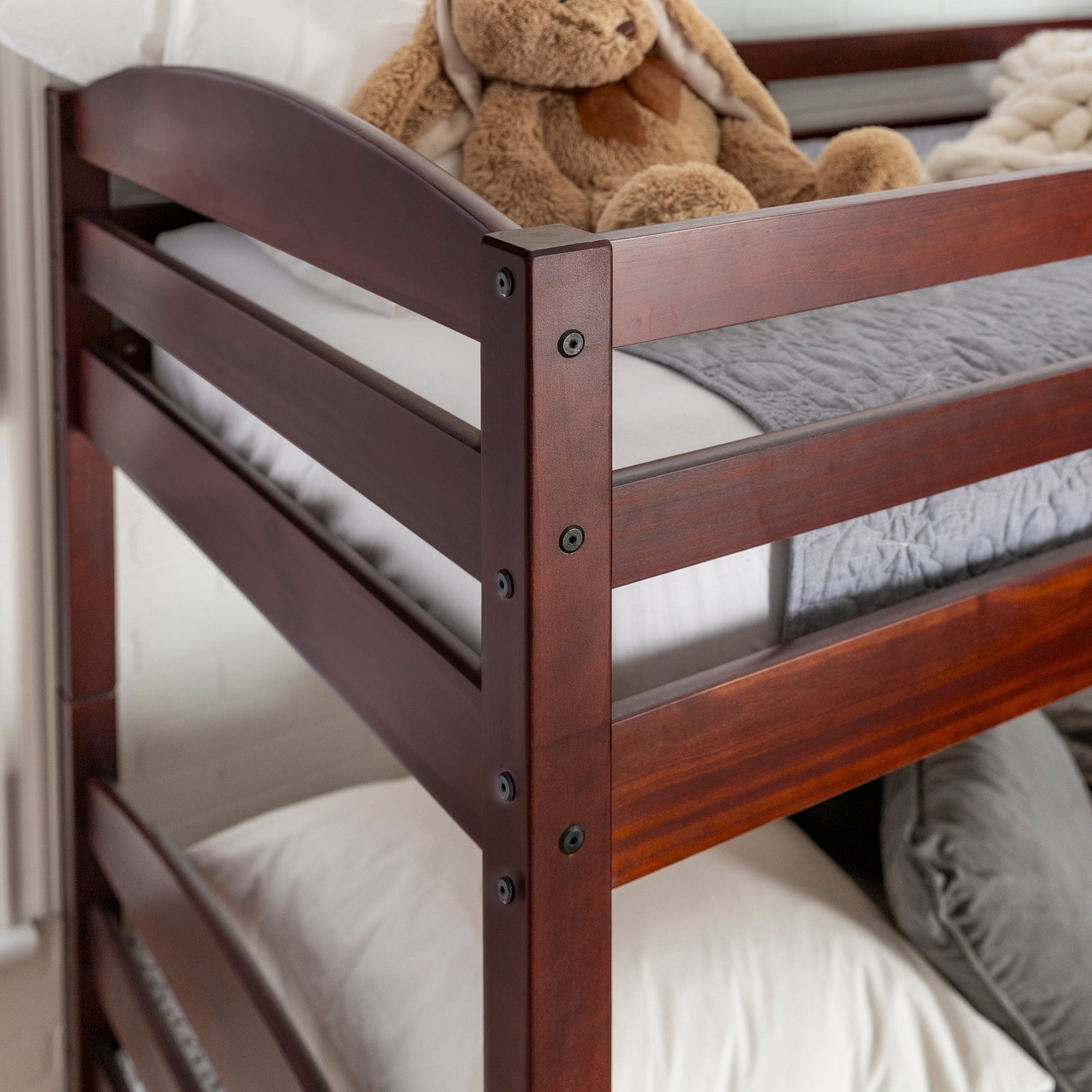 Cama litera de madera maciza Carolina de estilo transicional con dos camas individuales