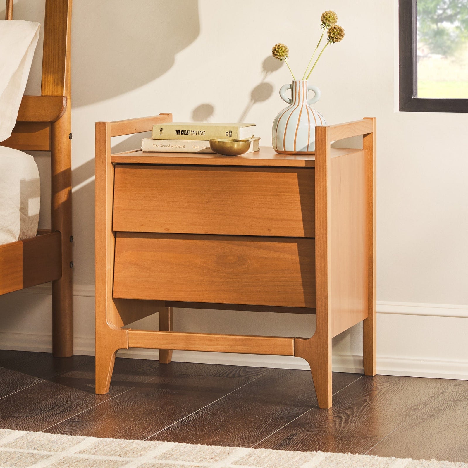Mesita de noche de madera con dos cajones de estilo moderno de mediados de siglo de Oswald