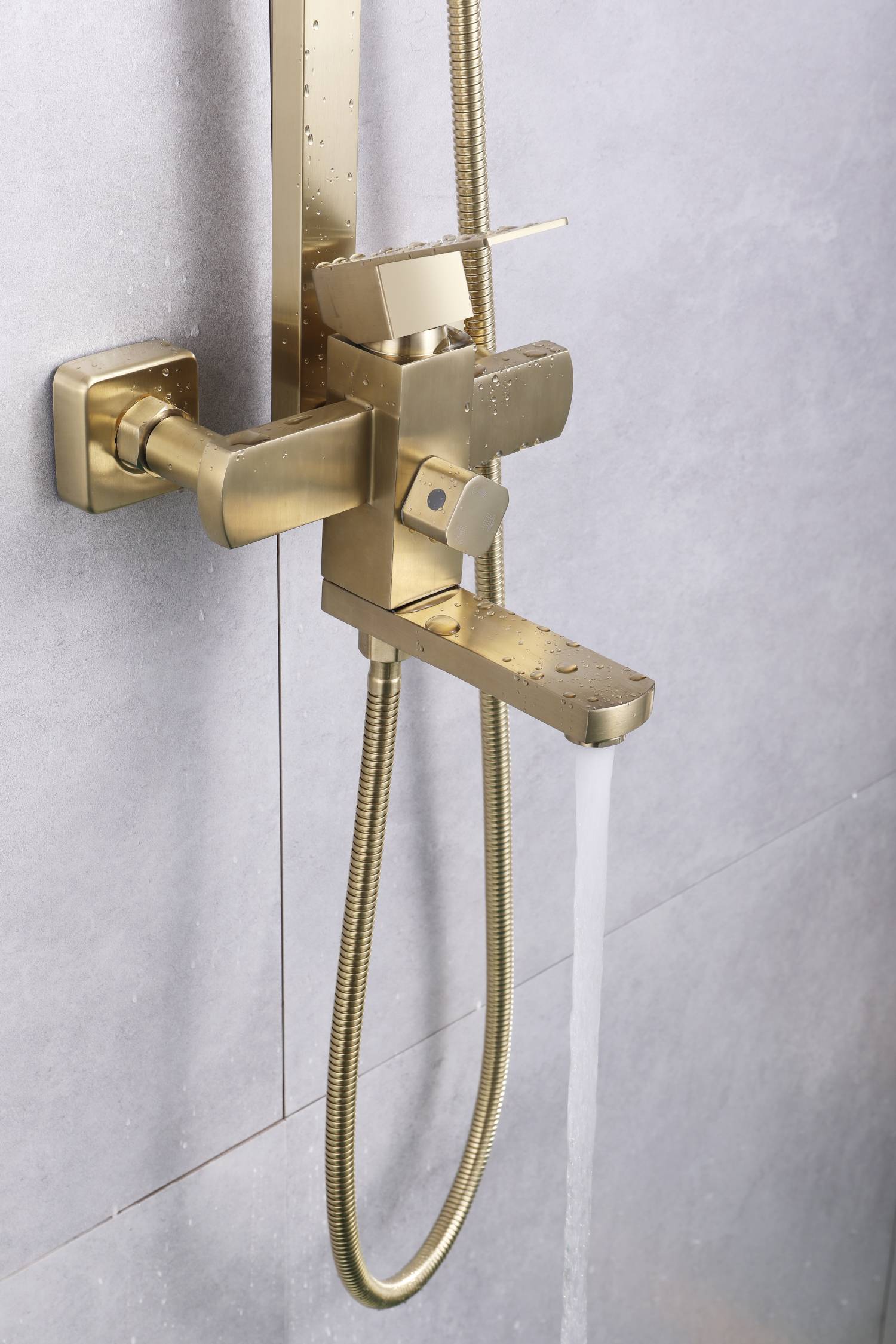 Juego de ducha de lujo de tres funciones en oro cepillado con ducha de mano y caño de bañera