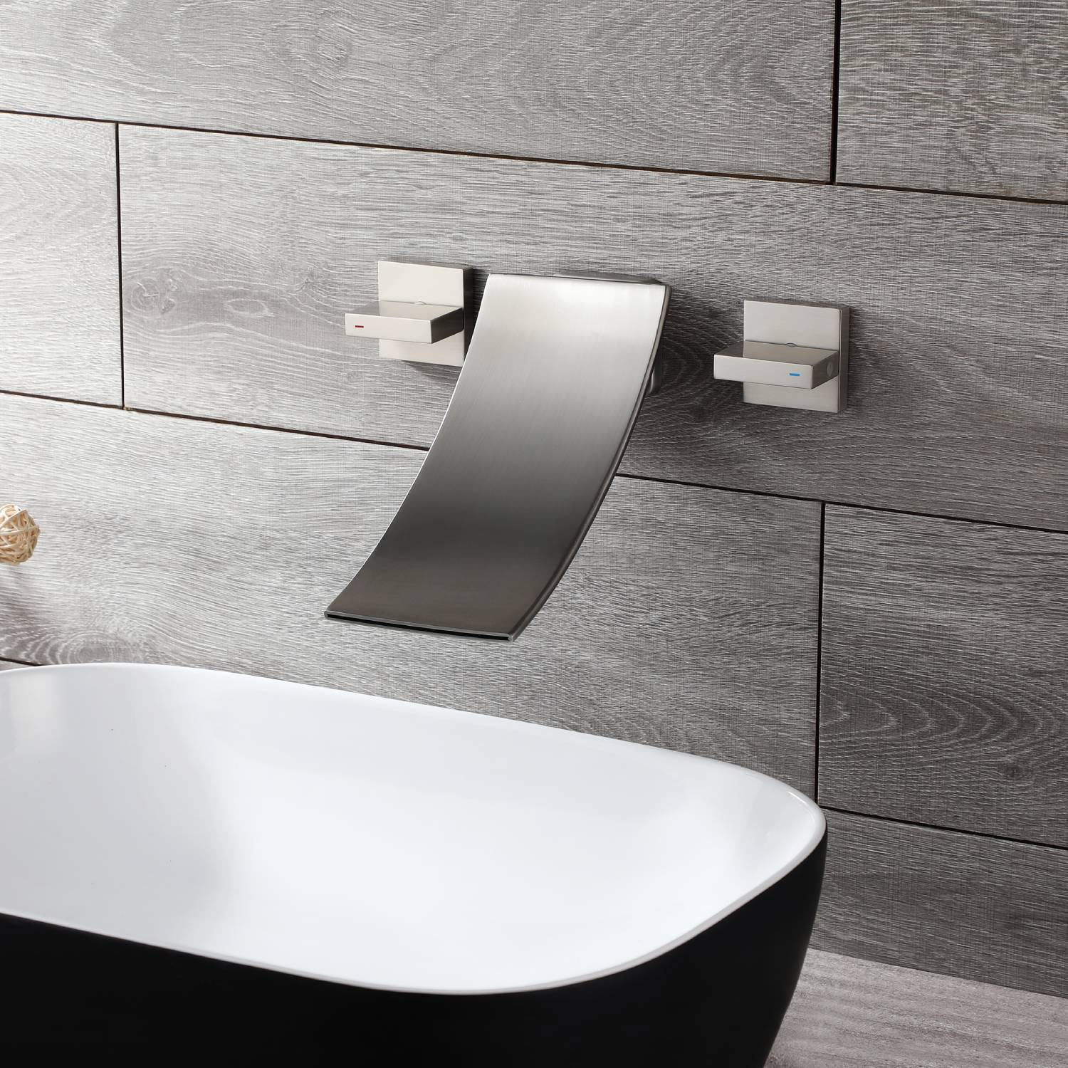 Grifo para lavabo de baño en cascada de níquel cepillado con desagüe emergente de latón y montaje en pared.