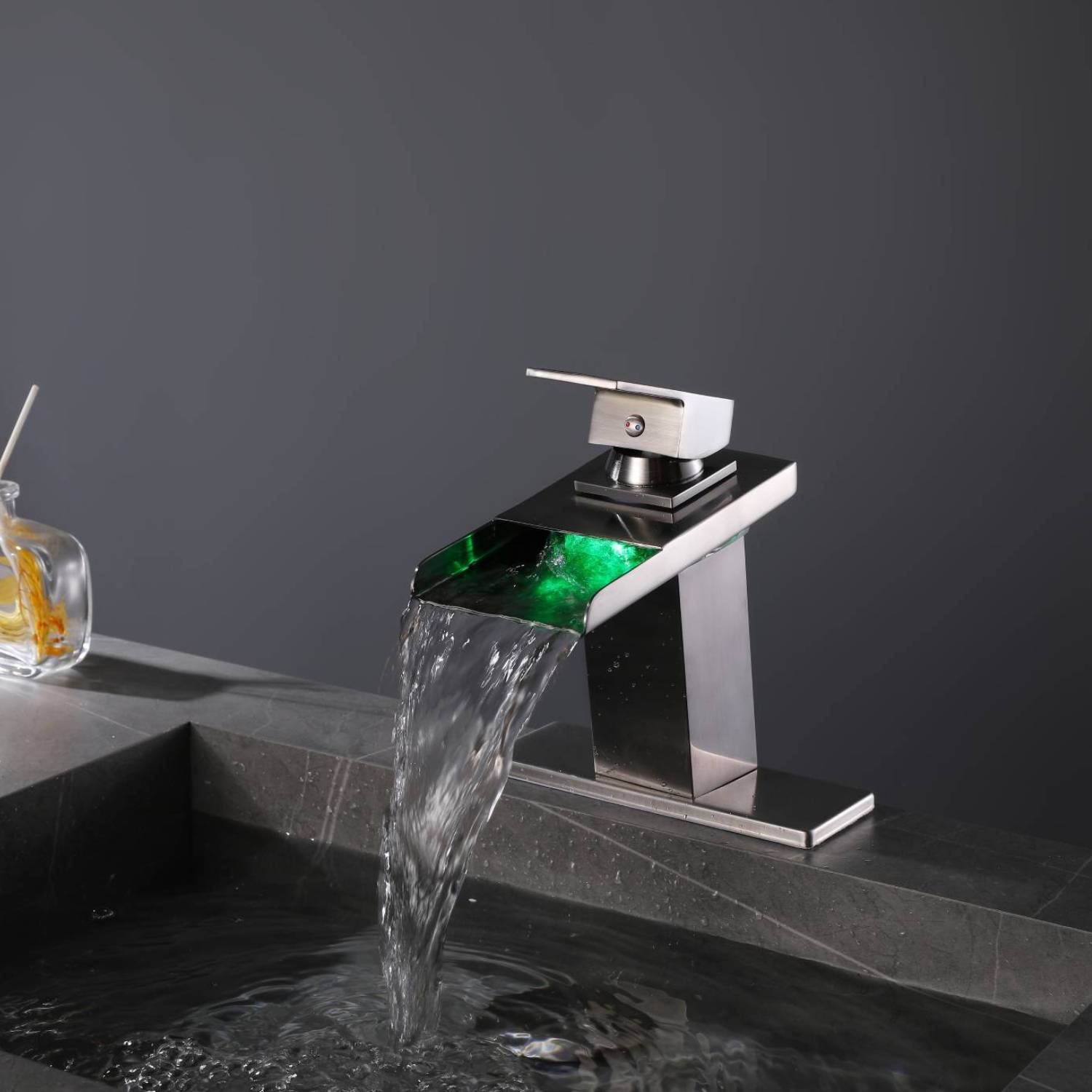 Grifo de baño de latón con una sola manija, cascada de níquel cepillado, 3 luces LED y desagüe emergente de latón.