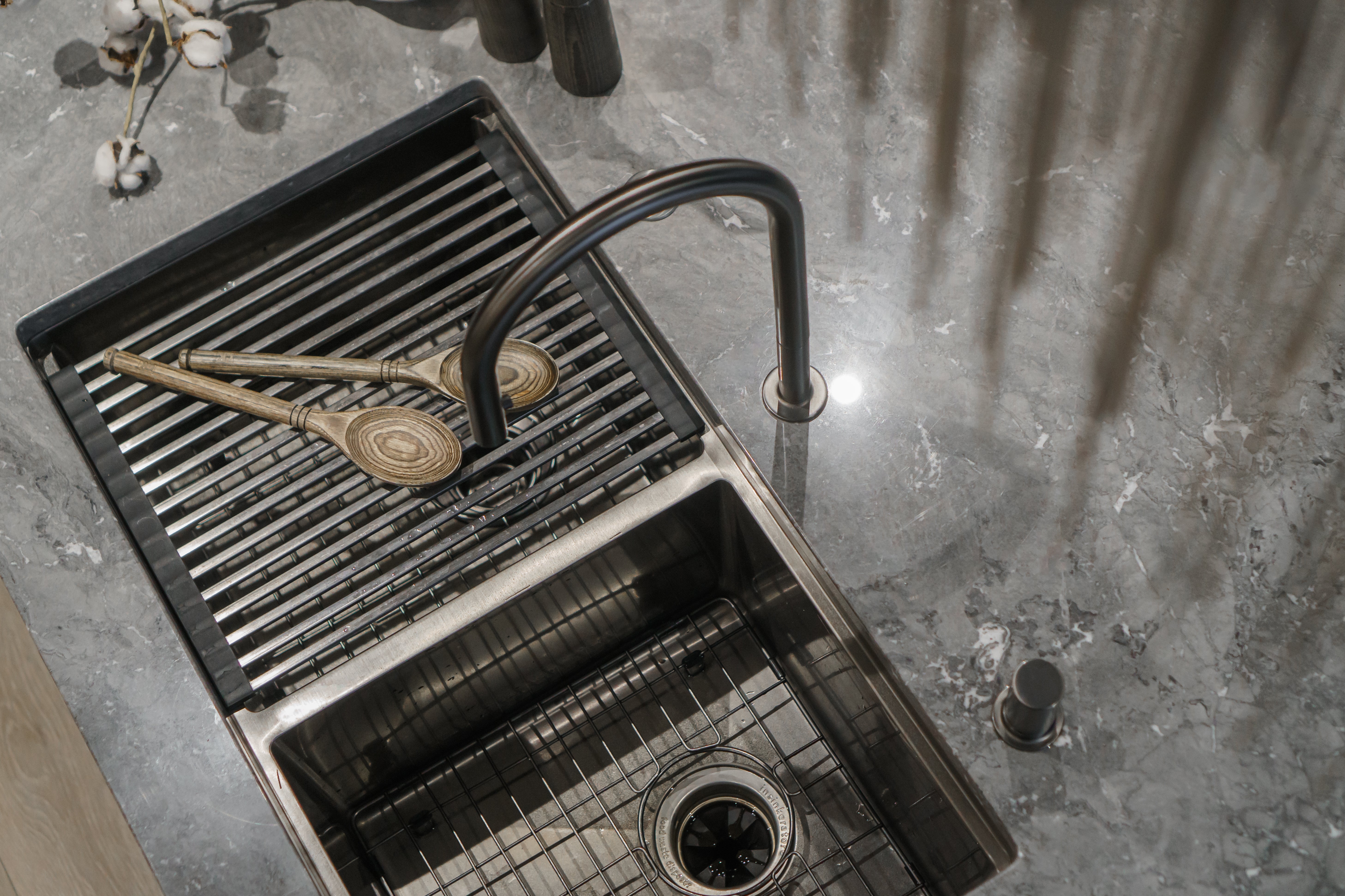 Grifo de cocina desplegable Zeek KF-11GM en bronce