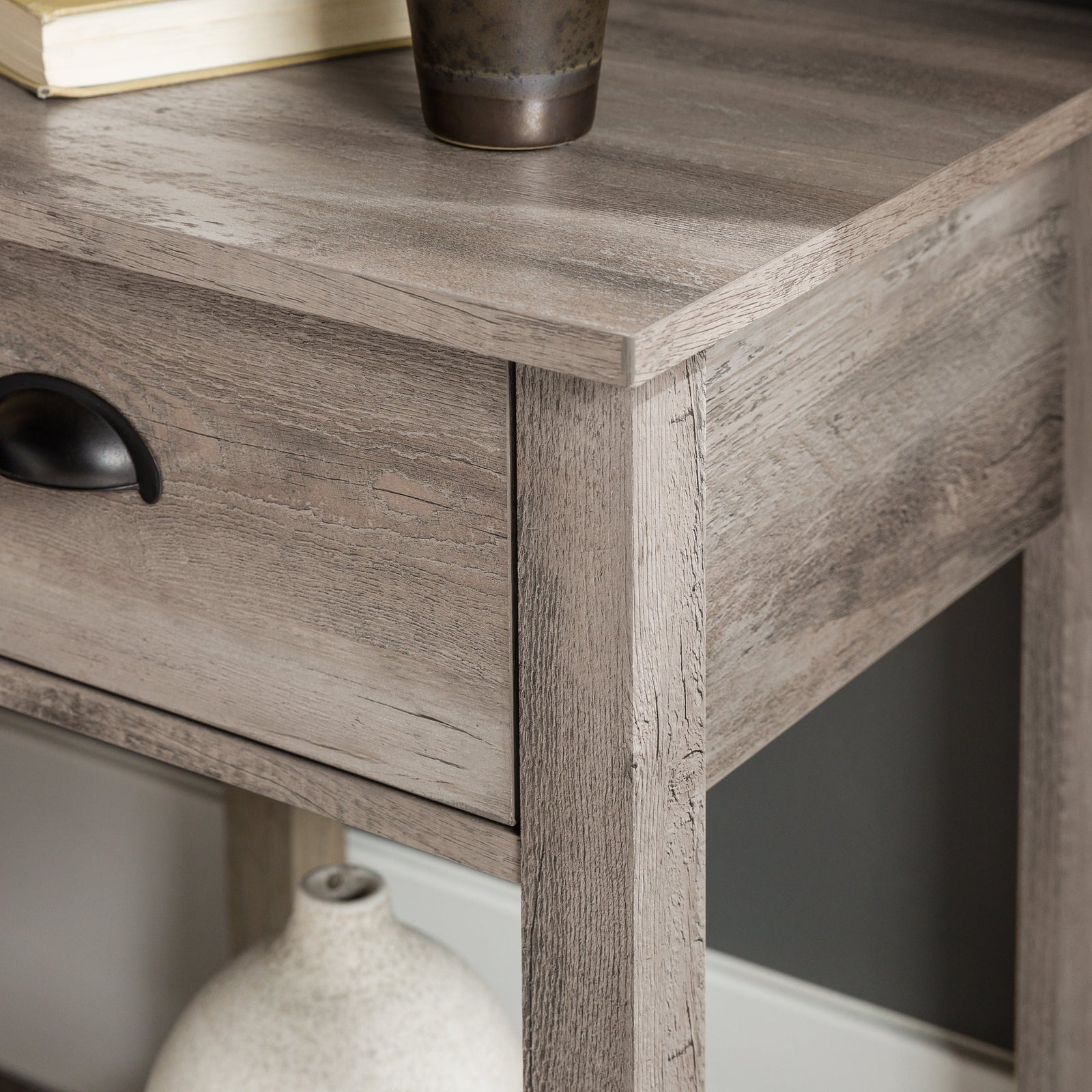 Mesita de noche / mesa auxiliar de estilo campestre