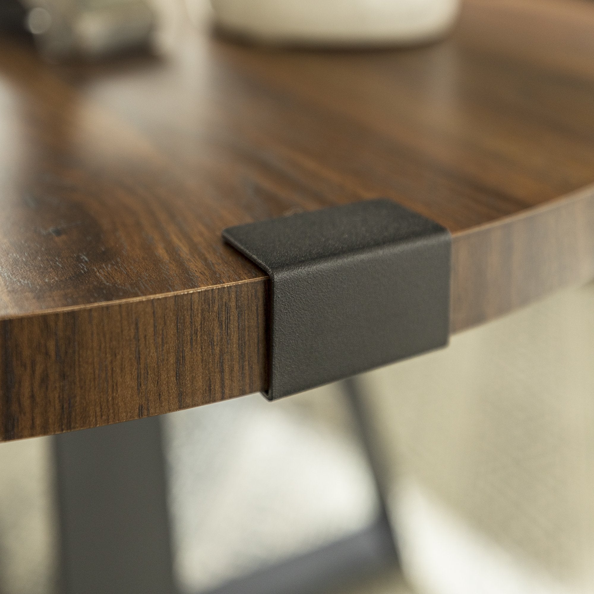 Mesa de centro con envoltura de metal