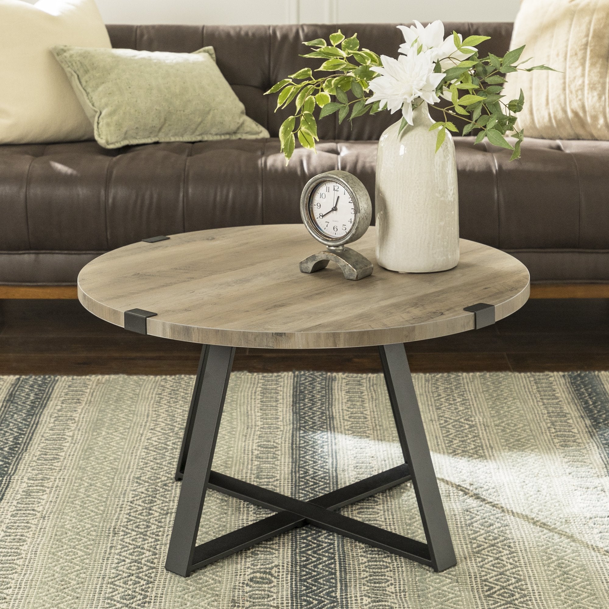 Mesa de centro con envoltura de metal