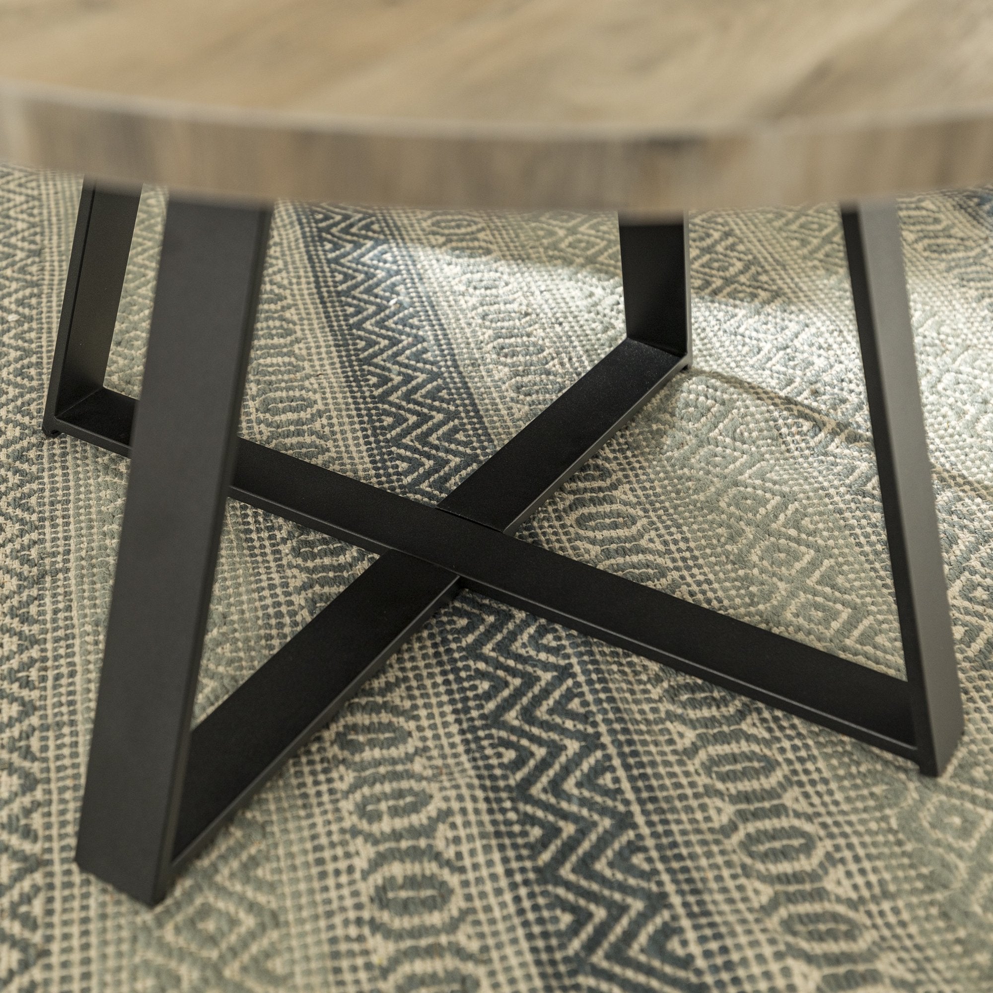 Mesa de centro con envoltura de metal