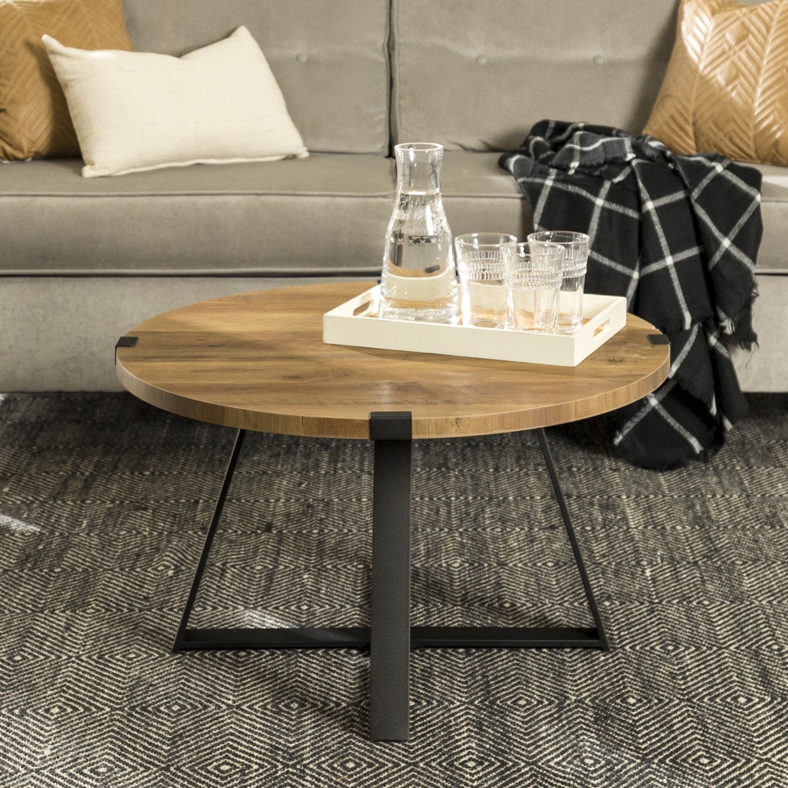 Mesa de centro con envoltura de metal