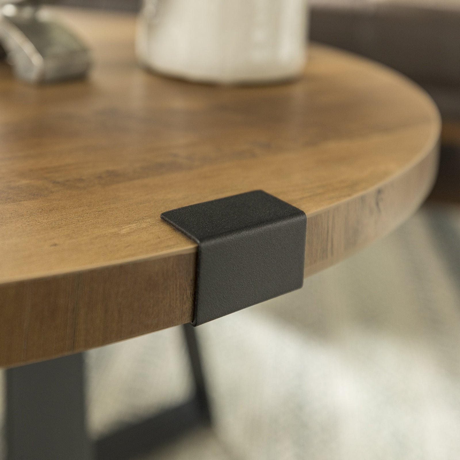 Mesa de centro con envoltura de metal