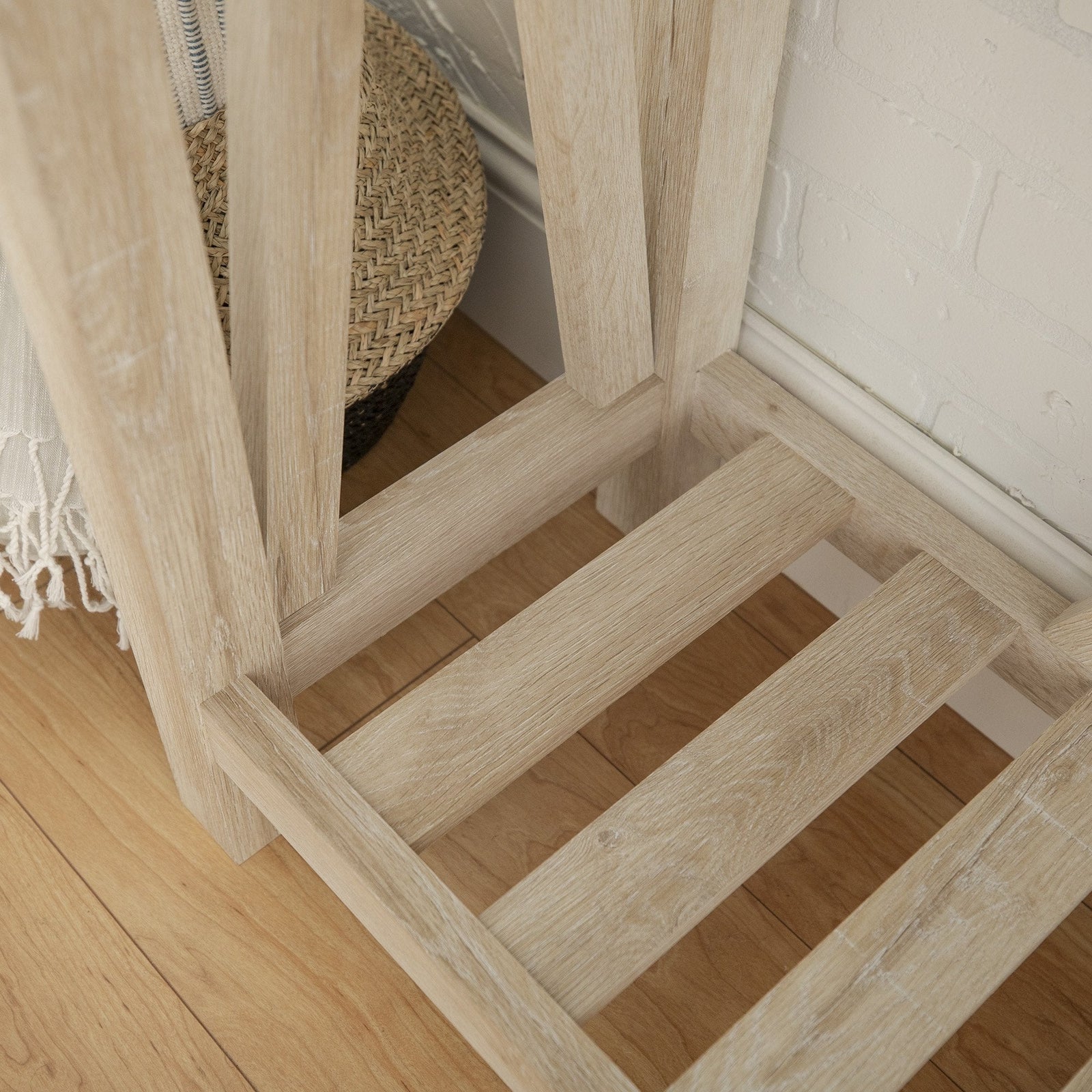 Mesa de entrada rústica con estructura en forma de A