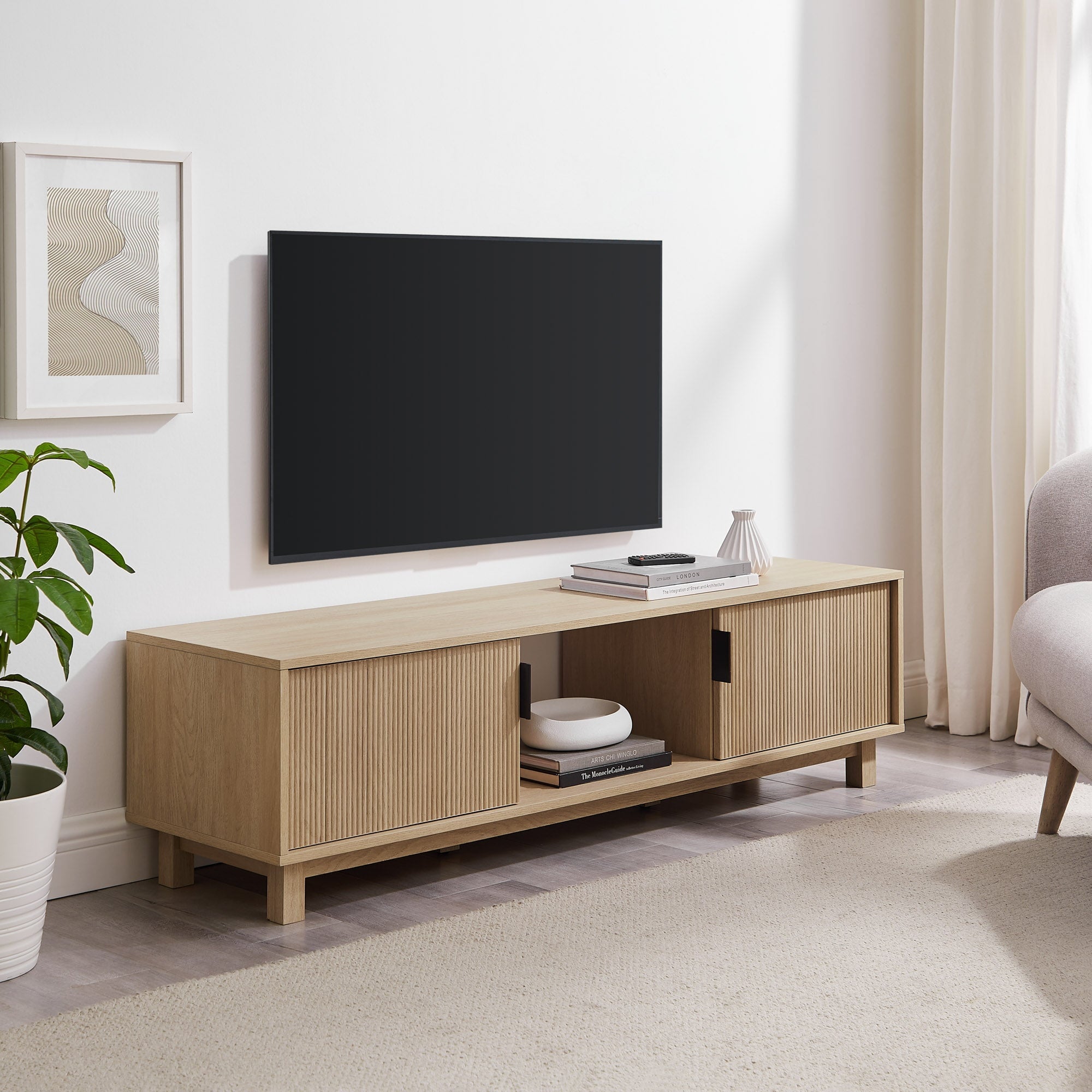Mueble de TV escandinavo con estructura de láminas Reema Arundo