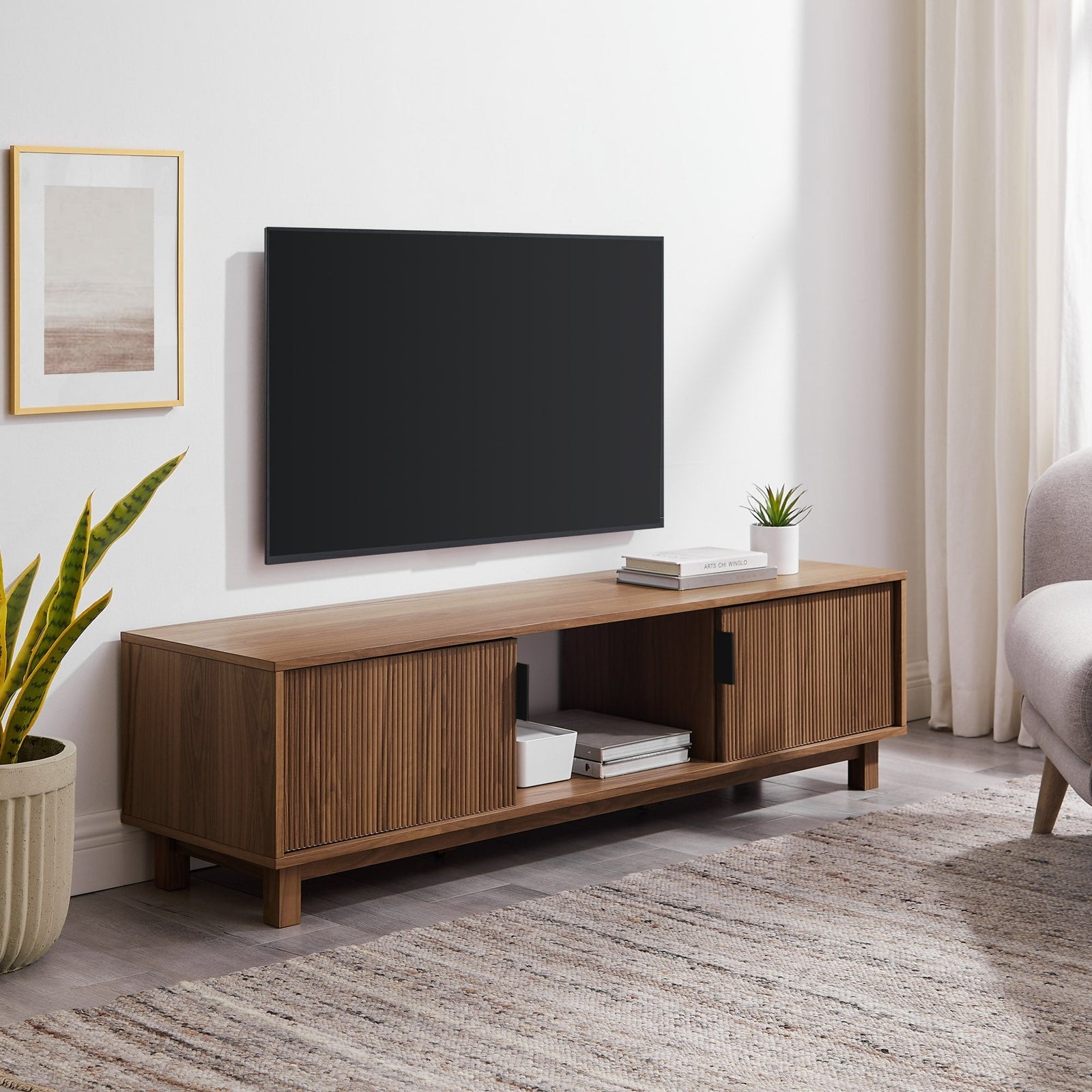 Mueble de TV escandinavo con estructura de láminas Reema Arundo