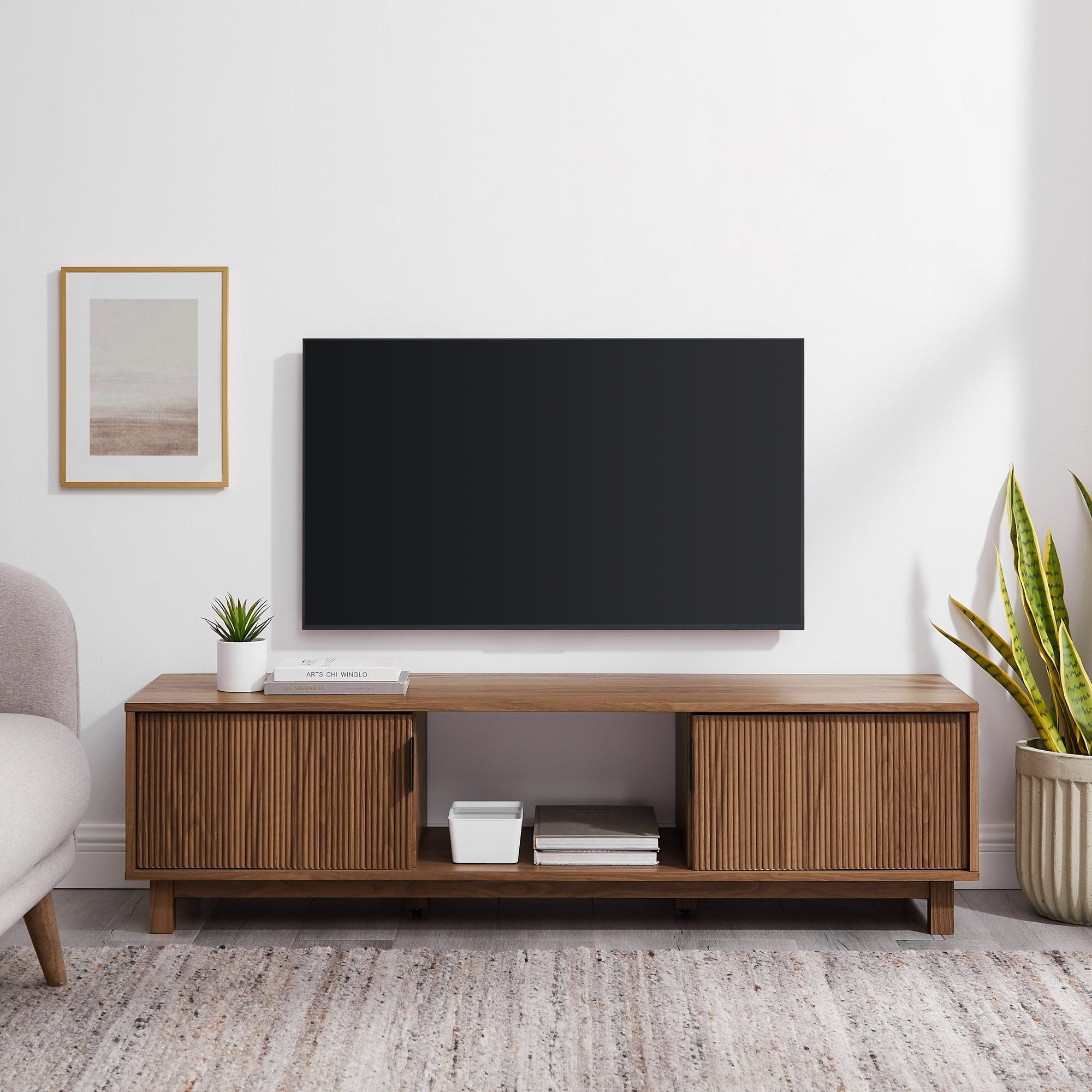 Mueble de TV escandinavo con estructura de láminas Reema Arundo
