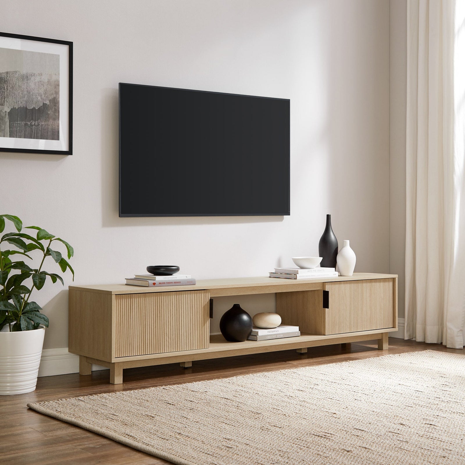 Mueble de TV escandinavo con estructura de láminas Reema Arundo