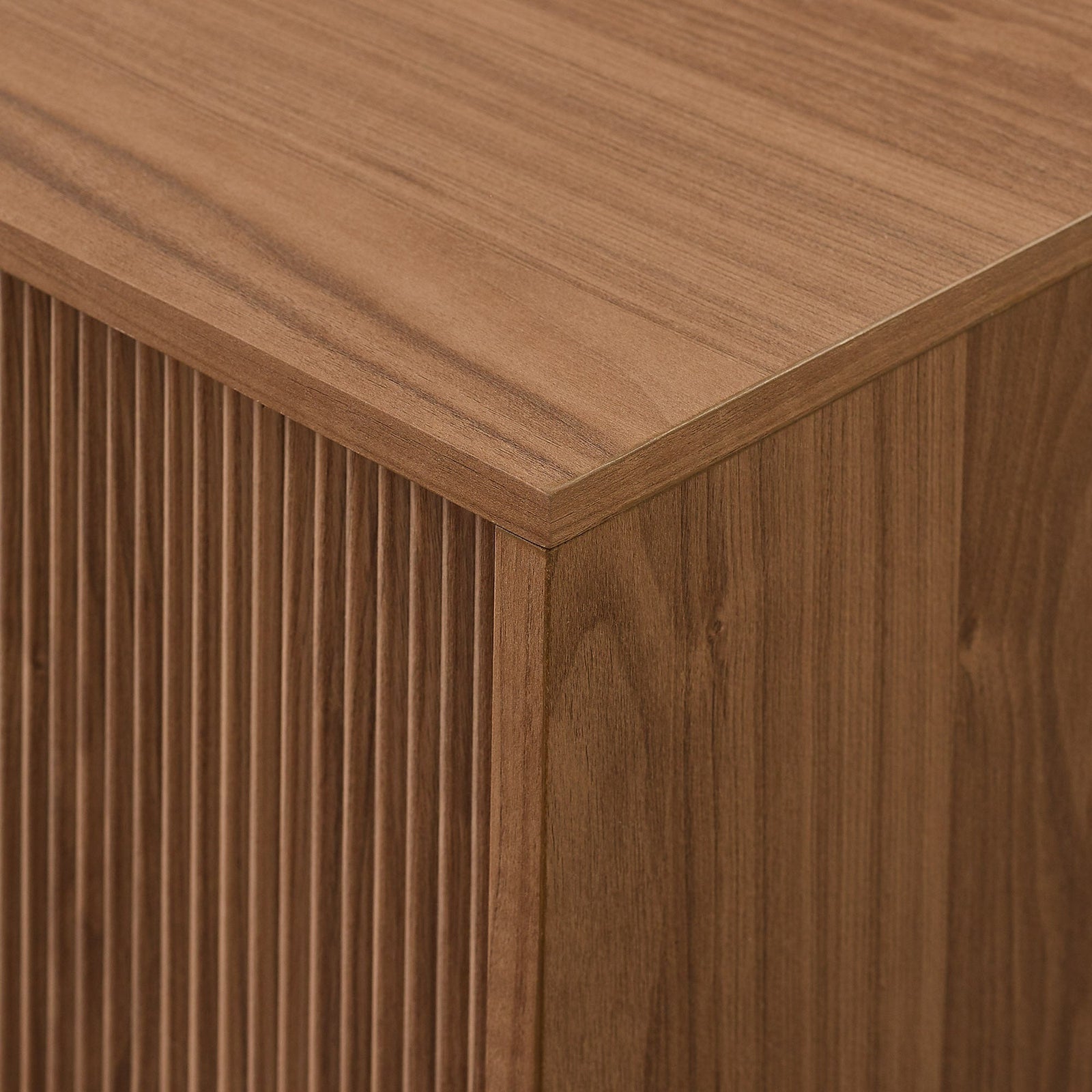 Mueble de TV escandinavo con estructura de láminas Reema Arundo