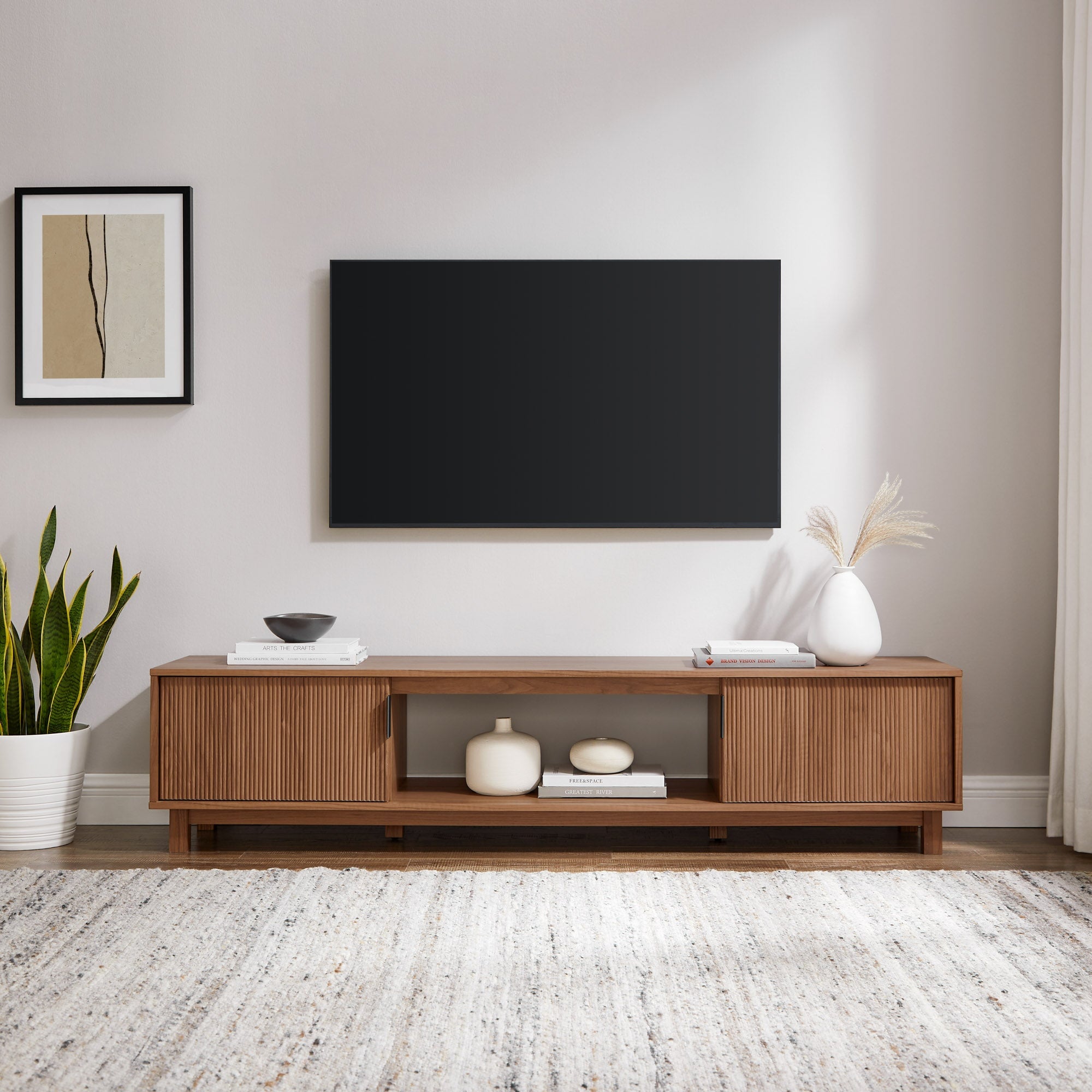Mueble de TV escandinavo con estructura de láminas Reema Arundo