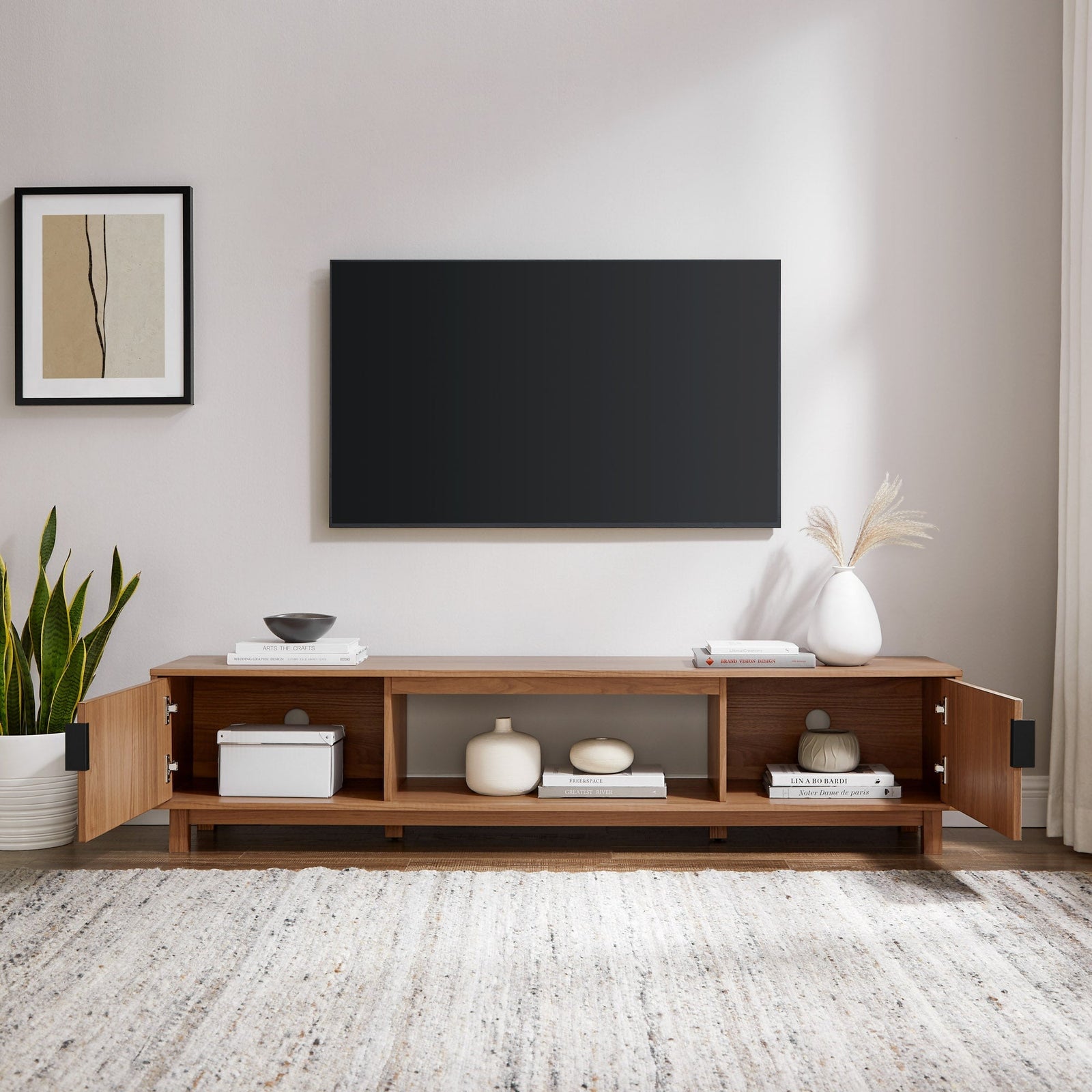 Mueble de TV escandinavo con estructura de láminas Reema Arundo