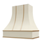 Campana extractora antigua blanca con frente curvo y flejes de latón: anchos disponibles de 30", 36", 42", 48", 54" y 60"