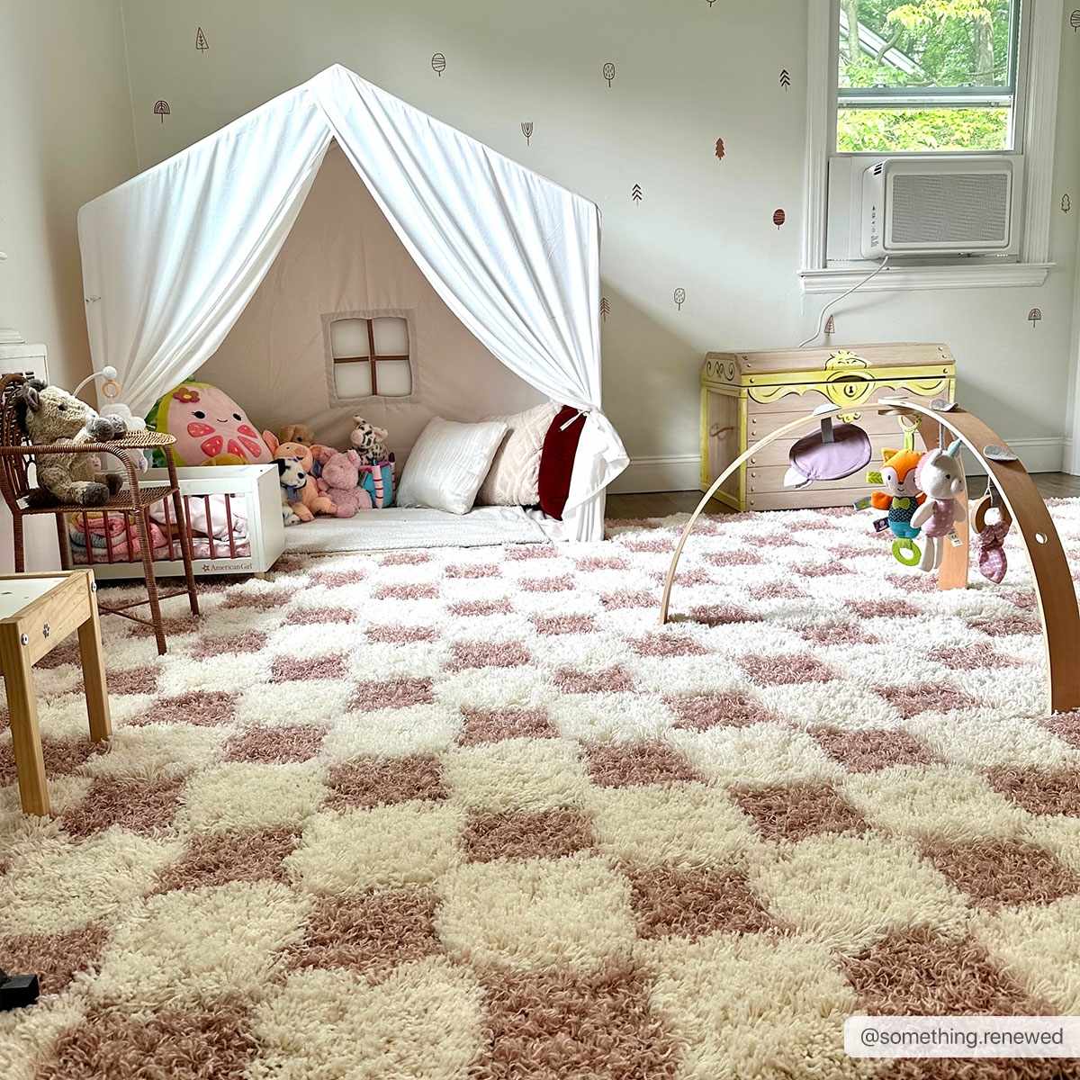 Alfombra peluda de cuadros rosas Atira
