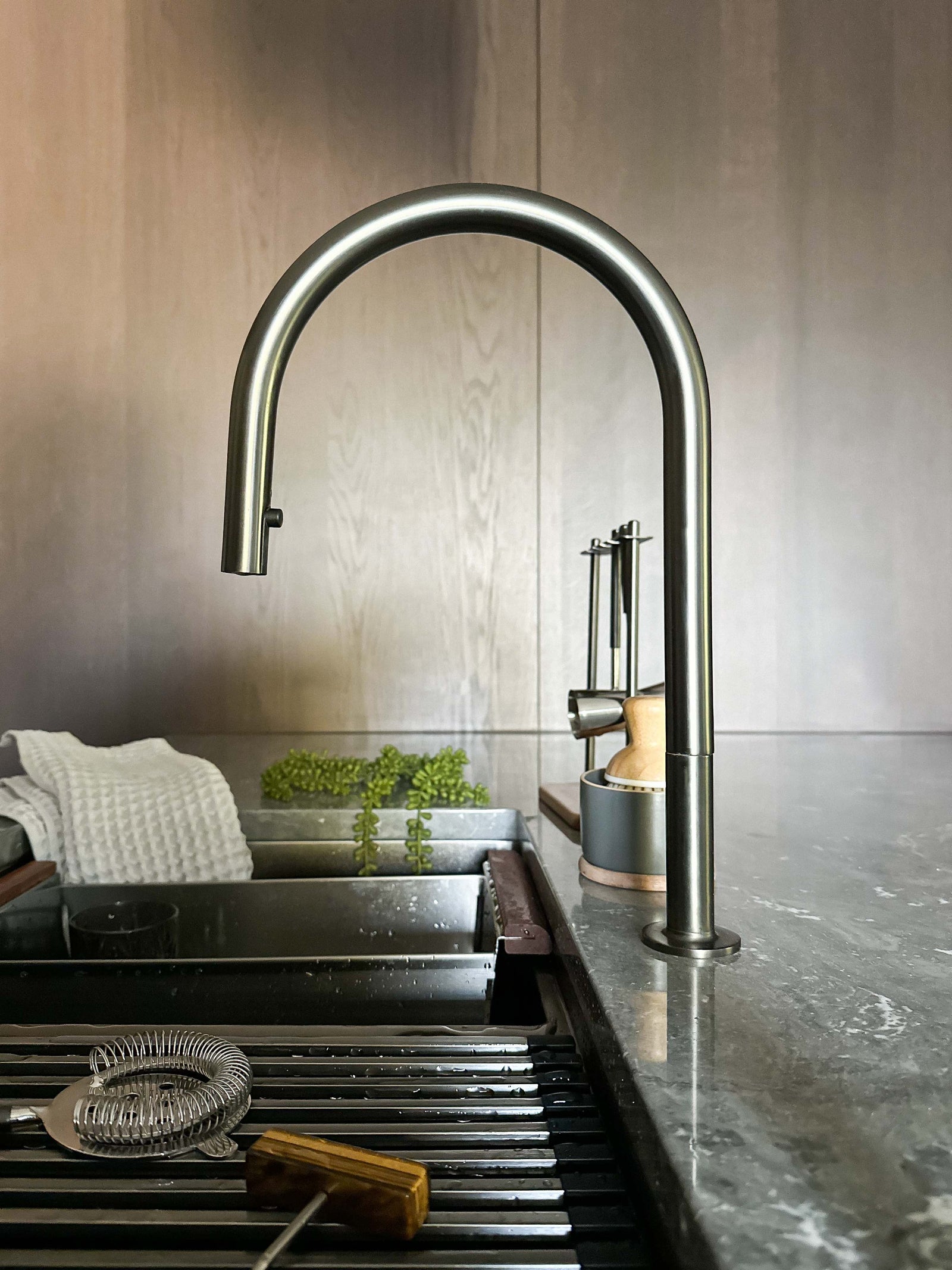 Grifo de cocina desplegable Zeek KF-11GM en bronce