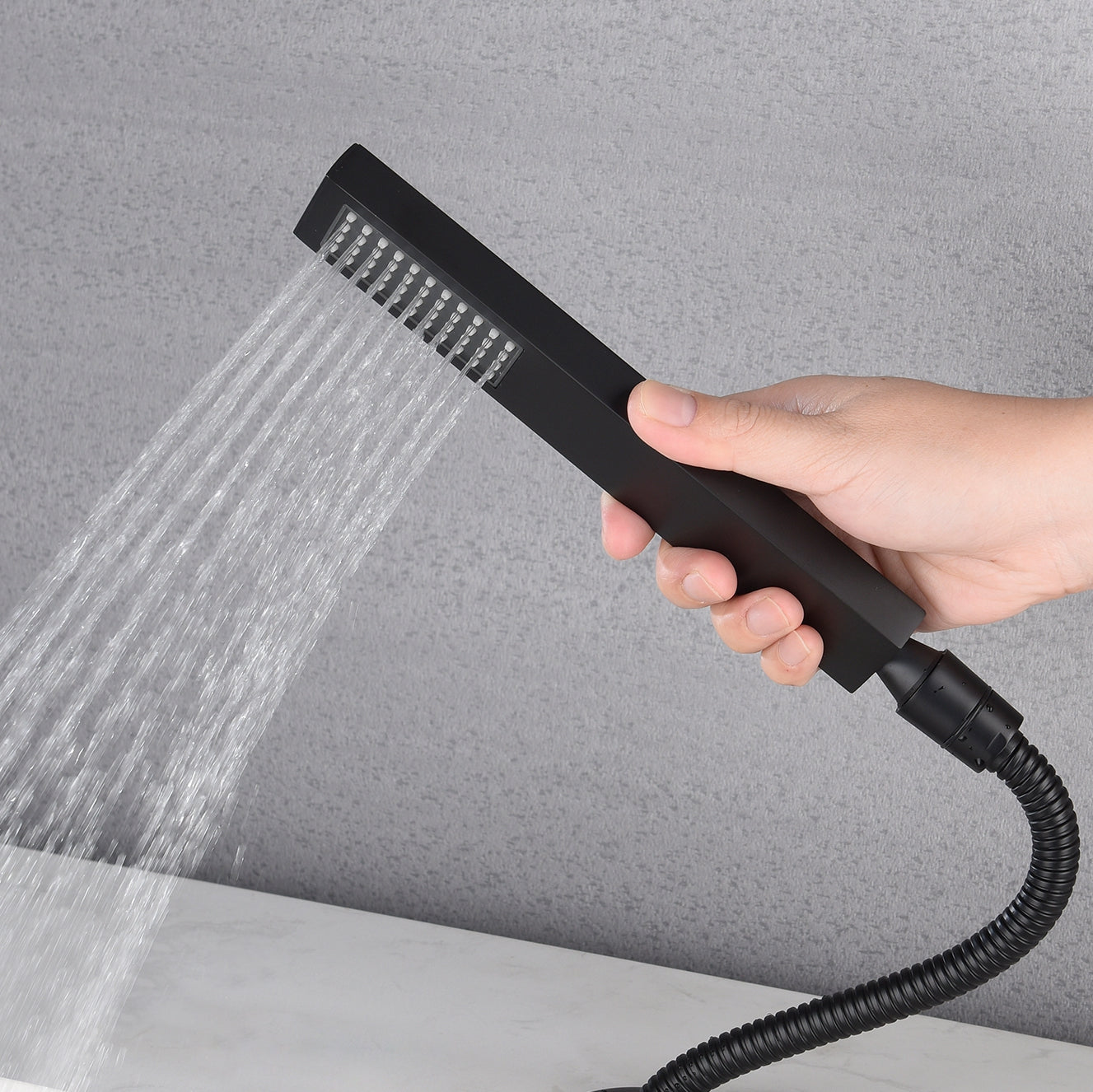 Grifo de bañera con ducha de mano y montaje en pared en cascada, color negro mate
