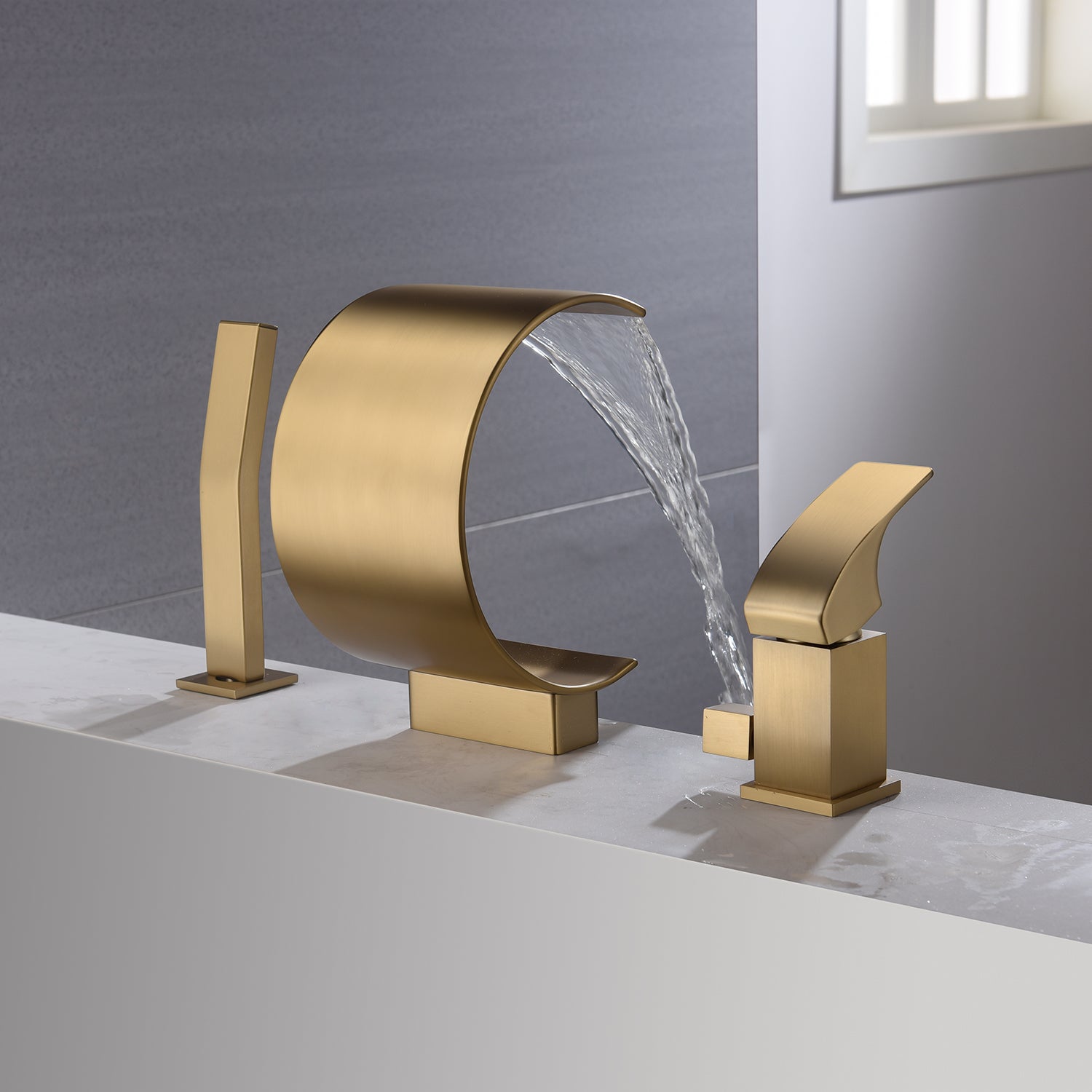 Grifo mezclador de cascada para bañera de oro cepillado con ducha de mano para montaje en cubierta 